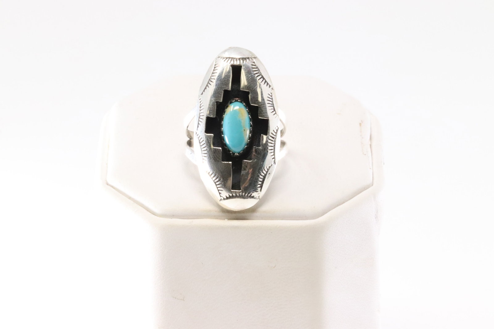 Native America Navajo Sterling Silver Turquoise Ring By Felix Perry.: This is a Native America Navajo Sterling Silver Turquoise Ring By Felix Perry. Ring Size: 8.00.
