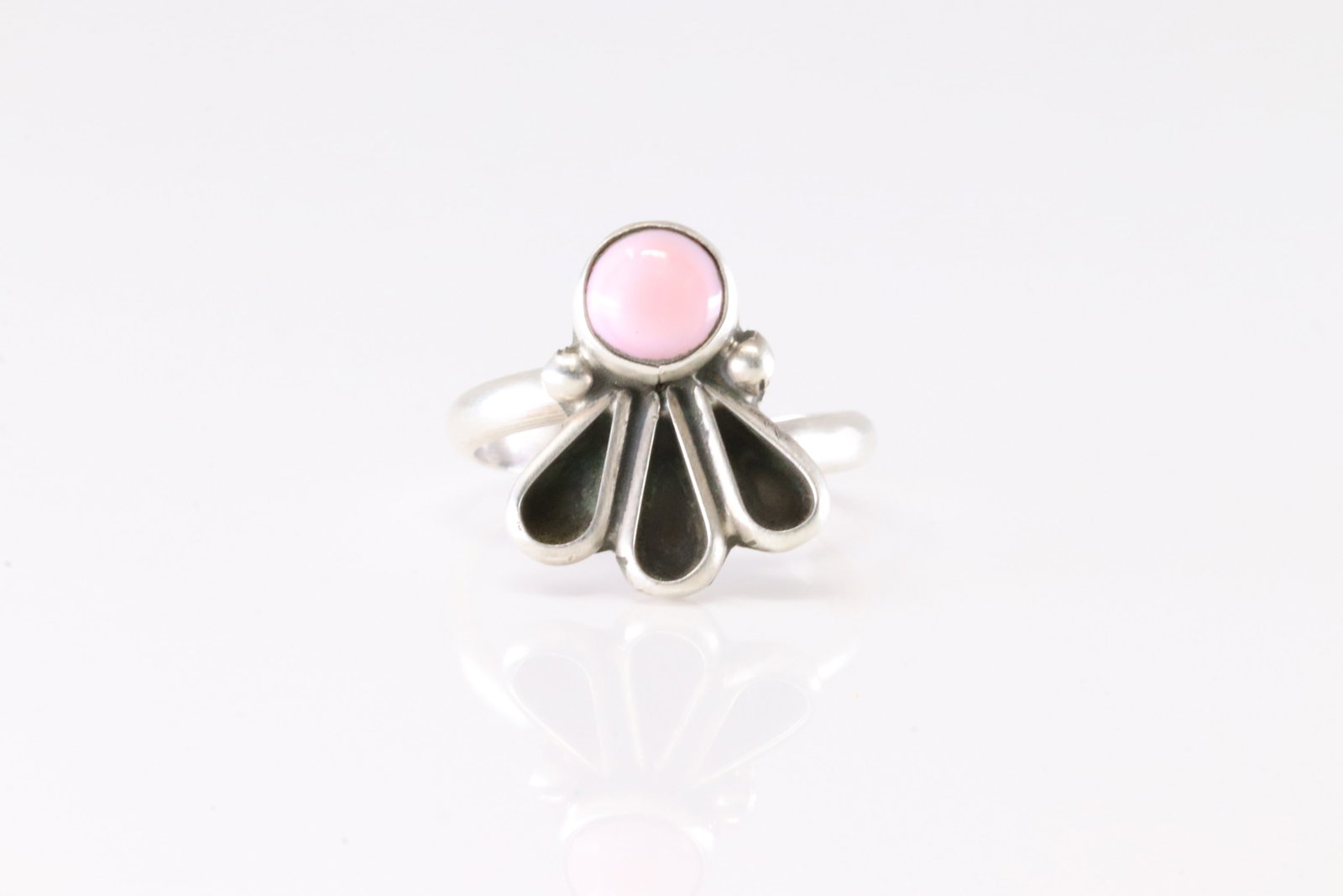 Native America Navajo Sterling Silver Pink Conch Ring By G James.: This is a Native America Navajo Sterling Silver Pink Conch Ring By G James. Stamp G James. Ring Size: 6.00.