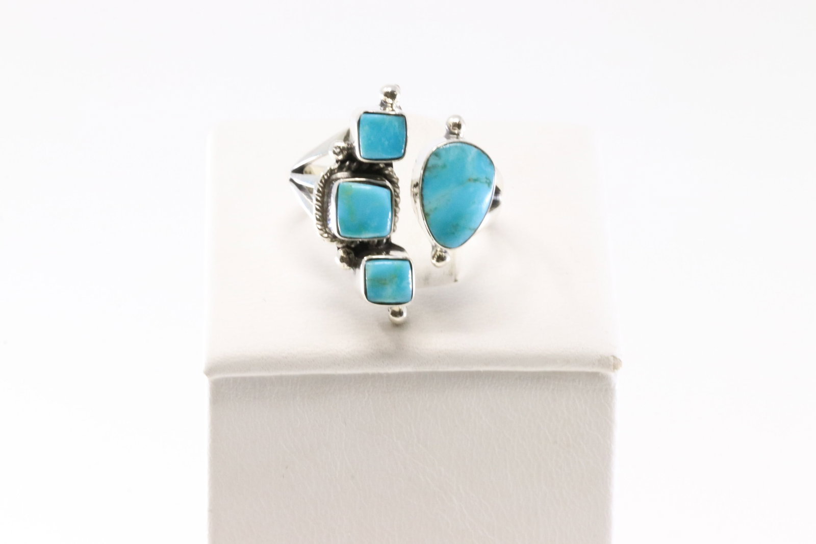 Sterling Silver Turquoise Ring.: This is a Sterling Silver Turquoise Ring. Ring Size; 7.00.