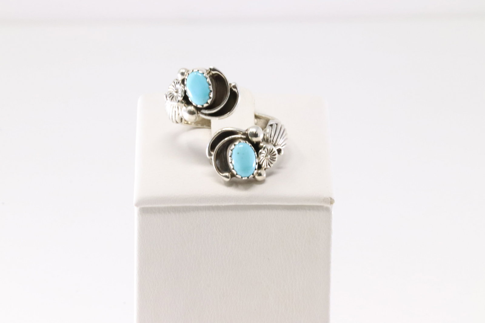 Sterling Silver Turquoise Ring.: This is a Sterling Silver Turquoise Ring. Ring Size: 8.50.
