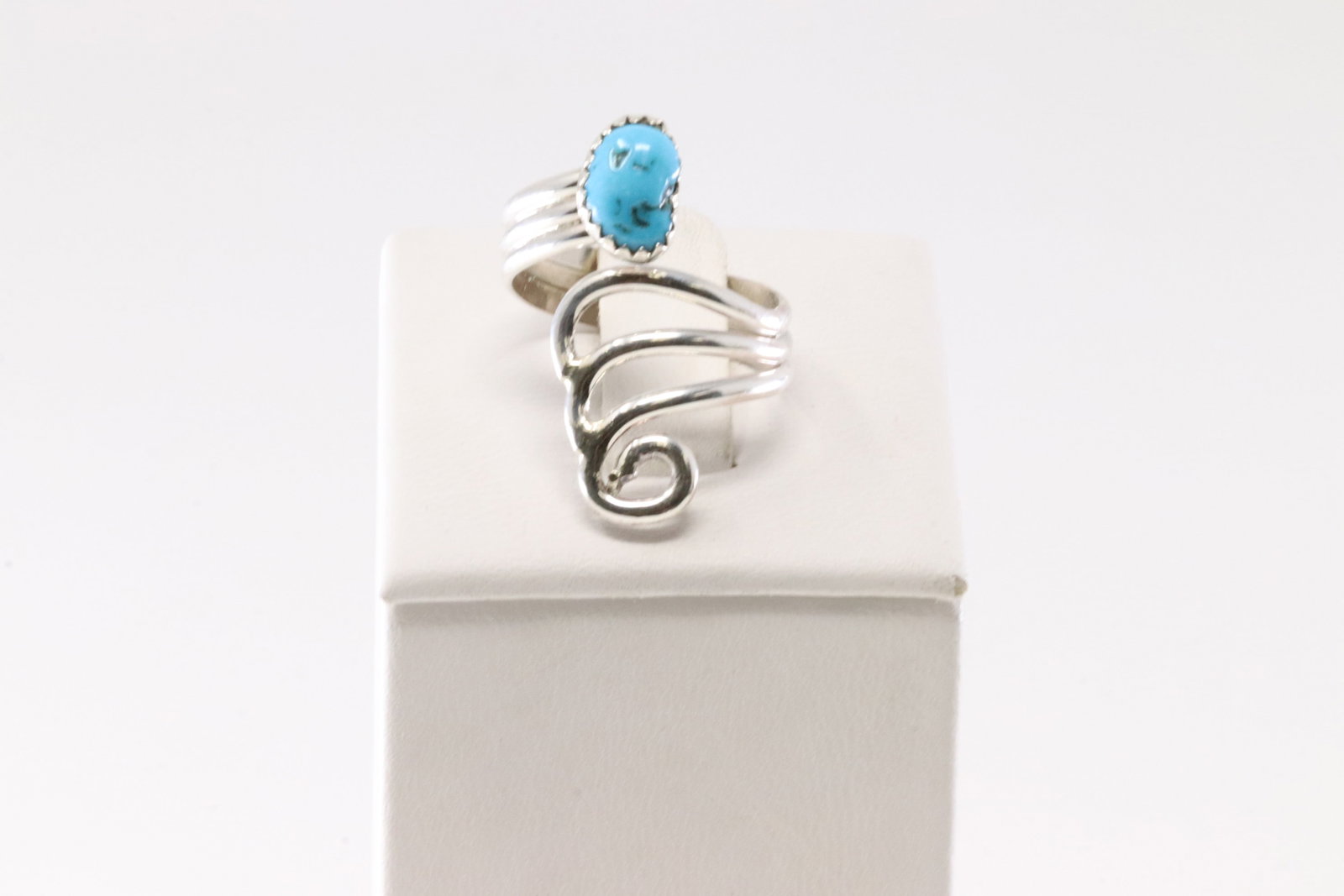 Sterling Silver Turquoise Ring.: This is a Sterling Silver Turquoise Ring. Ring Size: 8.00.