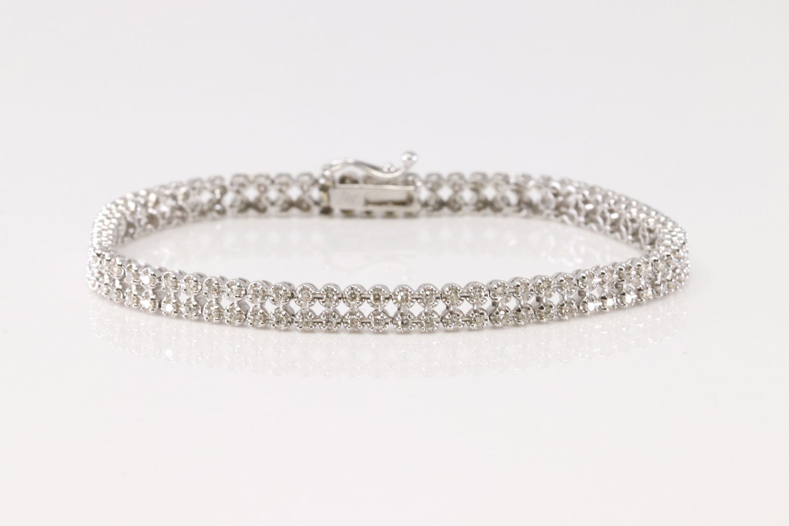 Elegant Tennis Diamond Bracelet 18Kt. (1 of 4)
