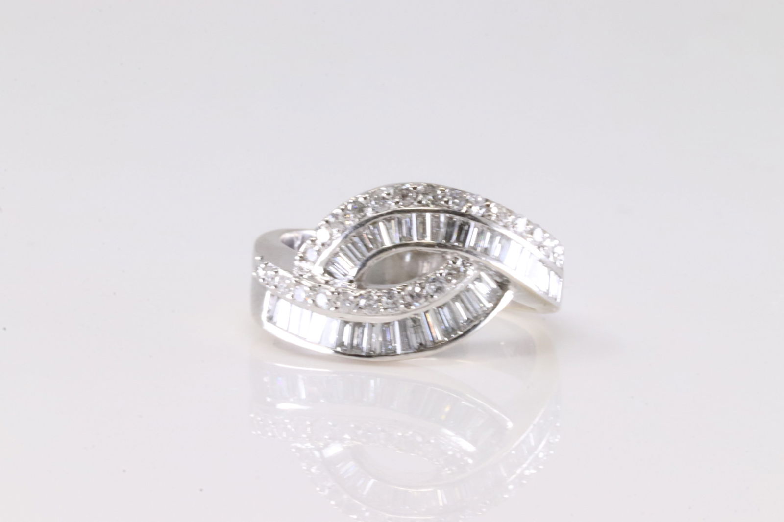 Elegant Diamond Ring 18Kt.: Ladies 18Kt White Gold Diamond Ring. This Elegant Ring has Baguette & Round Sparkling Diamonds. Diamonds weight Approx: 1.00 ctw Ring size: 6.50. Total weight: 6.20 Grams.