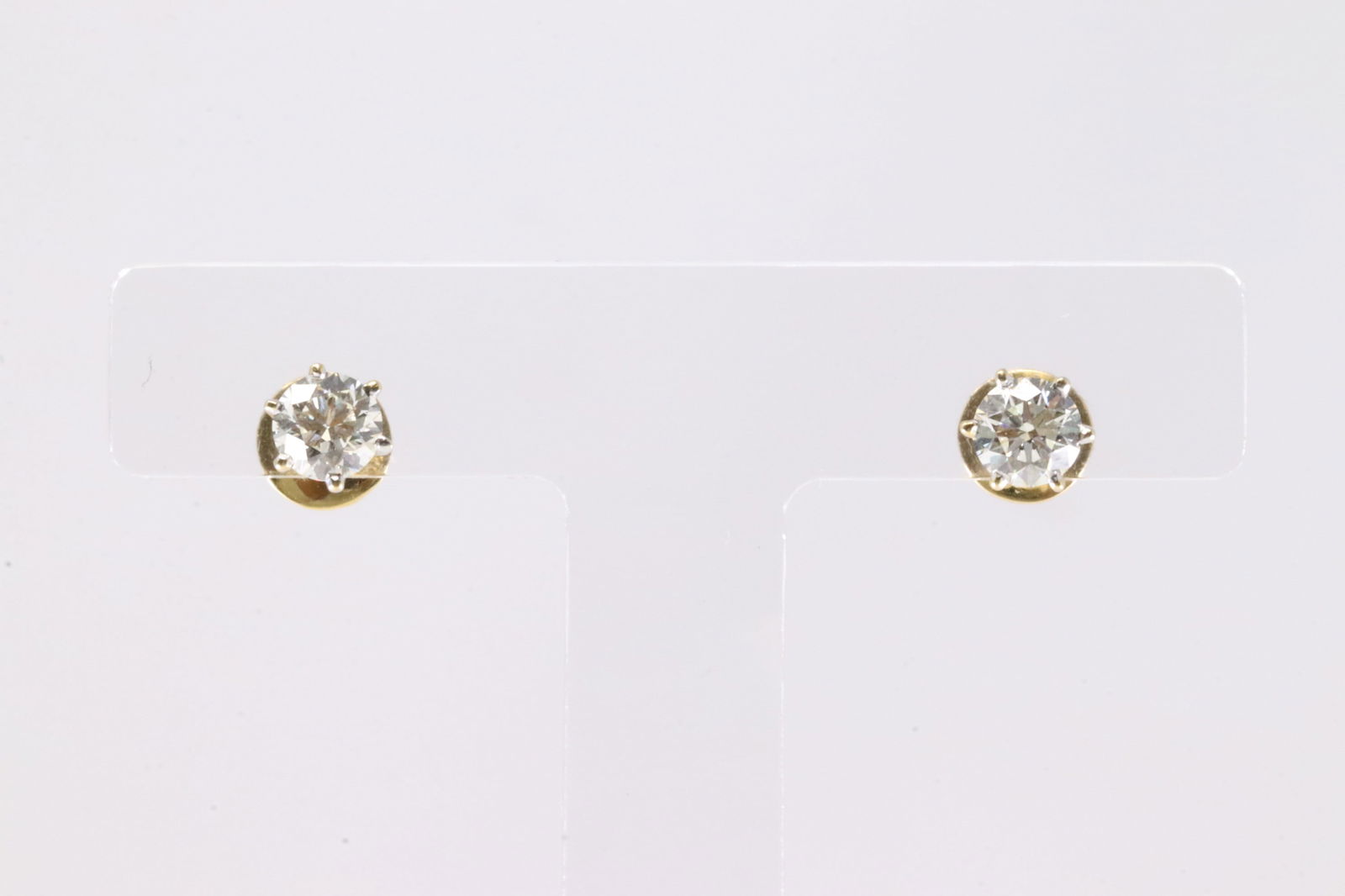 Elegant Stud Earring 18Kt.: Ladies 18Kt Yellow Gold Diamond Stud Earring. This Elegant Stud Earring's has Brilliants Diamond On the center. Diamonds weight approx: 1.50 ctwTotal weight: 2. 65 Grams.