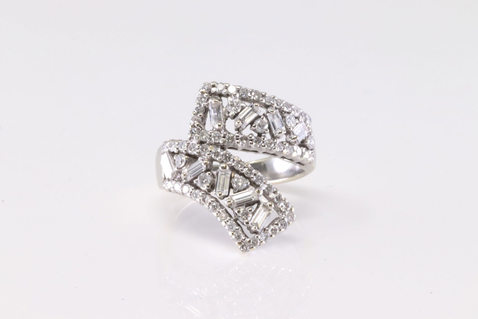 Elegant Diamond Ring 18Kt.: Ladies 18Kt White Gold Diamond Ring. This Elegant Ring has Baguette & Round Brilliants Diamonds. Diamonds weight approx: 1.00 ctw Ring size: 6.50. Total weight: 7.25 Grams.