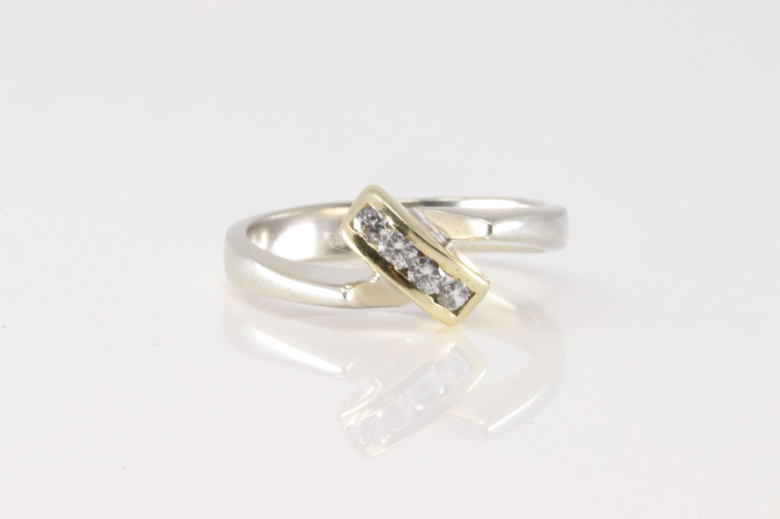 Elegant Diamond Ring 14Kt.: Ladies 14Kt White Gold Diamond Ring. This elegant ring has two tone of gold with 4 brilliants diamonds. Diamonds weight approx: Ring size: 7.25. Total weight: 4.20 Grams.