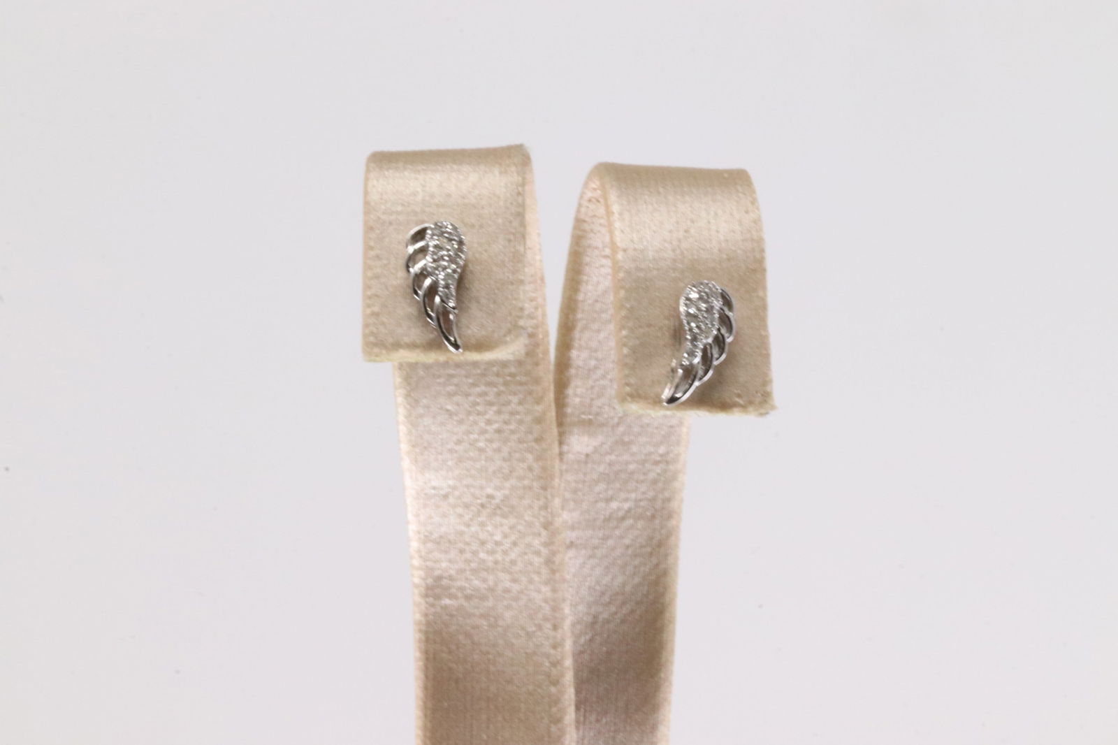 Diamond Stud Earring 14Kt.: 14Kt White Gold Diamond Stud Earring. This Charming Stud Earring's has Leaf Design with Sparkling Diamonds. Diamonds weight: 0.08ctw.