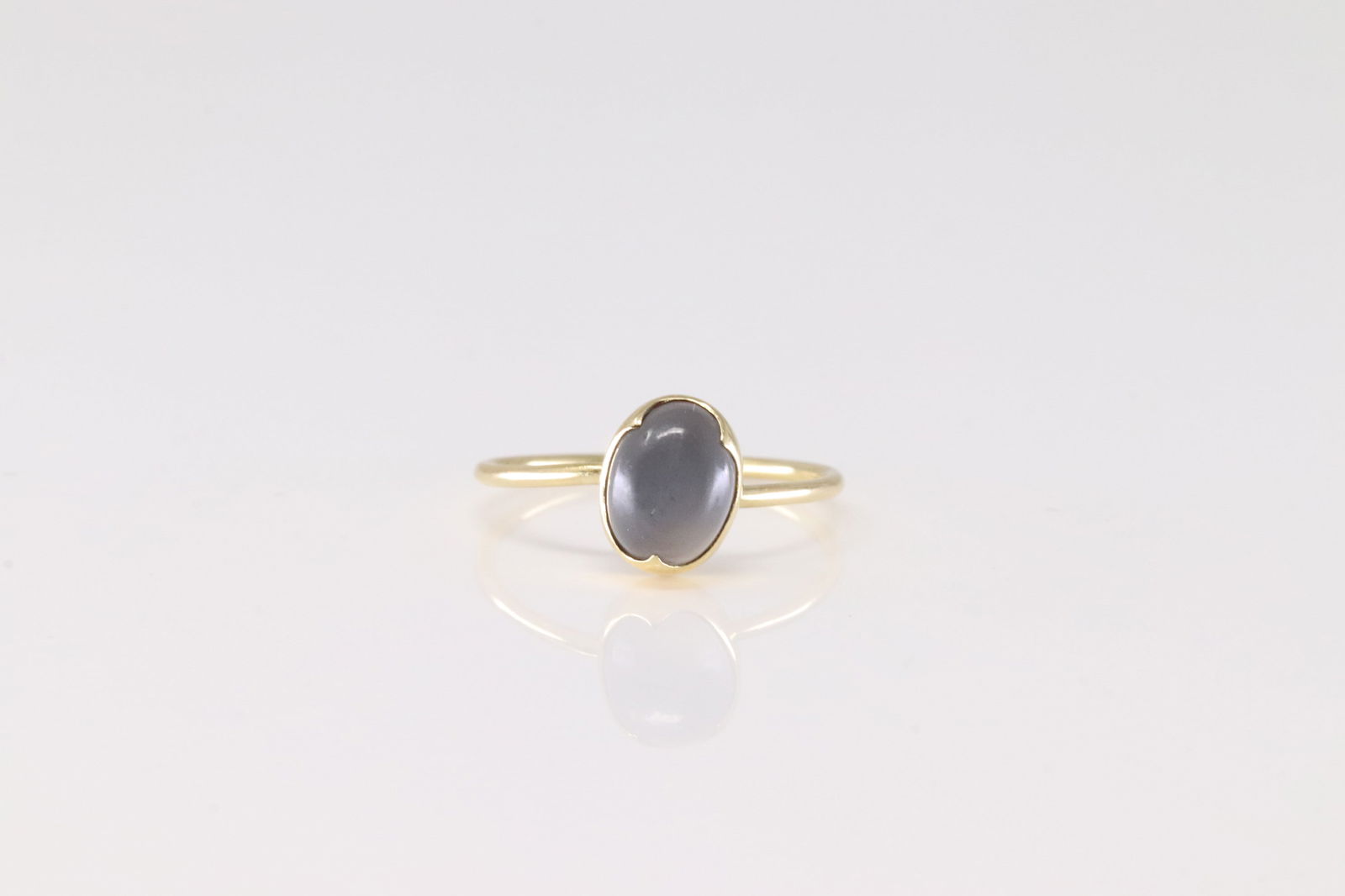 Moon Stone Ring 18Kt.: Ladies 18Kt Yellow Gold Moon Stone Ring. This Charming Ring has Solitaire Moon Stone. Ring size: 5.50.