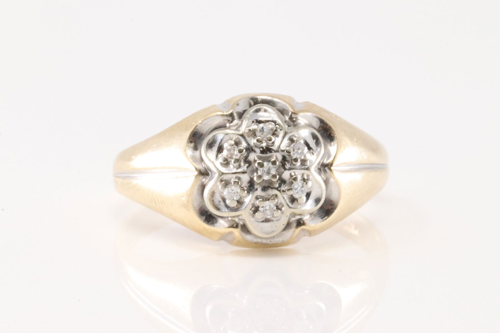 Flower Diamond Ring 10Kt.: 10Kt Yellow Gold Flower Diamond Ring. This ring has flower design with 7 round diamonds. Diamonds weight approx: 0.25cttw. Ring size: 9.50. Total weight: 3.90 Grams.