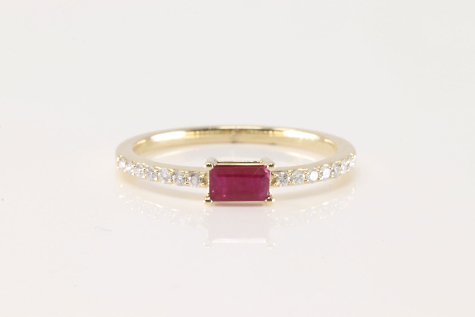Rudy & Diamond Ring 14Kt.: Ladies 14Kt Yellow Gold Ruby & Diamond Ring. This Elegant Ring has 14 Round Sparkling Diamonds & A Beautiful Square Ruby Gemstone In The Middle. Diamond Weight: 0.13ct. Ruby Weight: 0.30ct. Ring