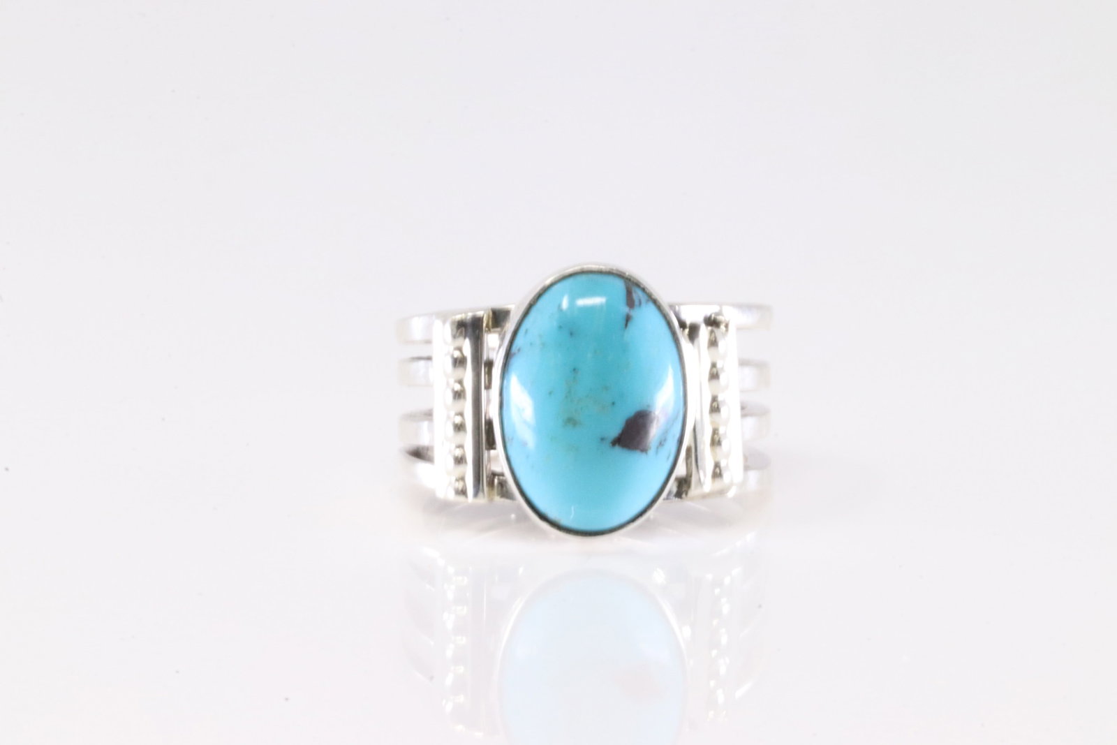 America Sterling Silver Kingman Turquoise Ring.: This is a America Sterling Silver Kingman Turquoise Ring. Ring size: 7.00.