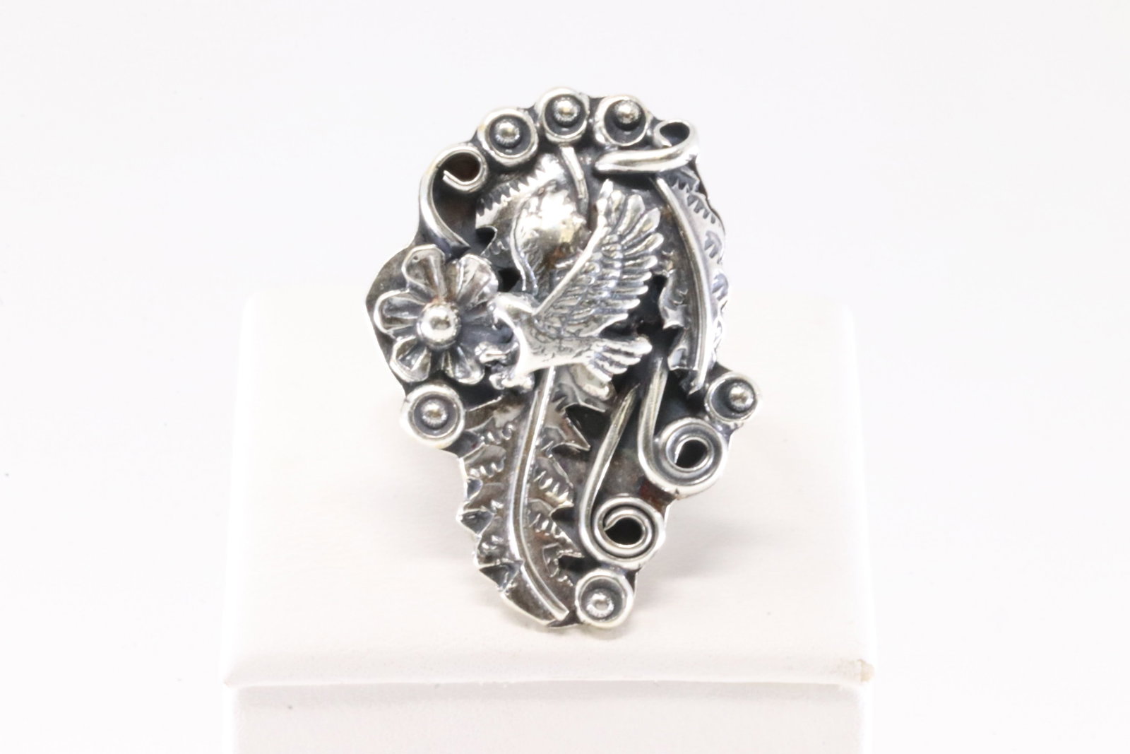 Native America Navajo Sterling Silver Floral Ring By Harry B.Yazzie.: This is a Native America Navajo Sterling Silver Floral Ring By Harry B.Yazzie. Ring size: 7.50.