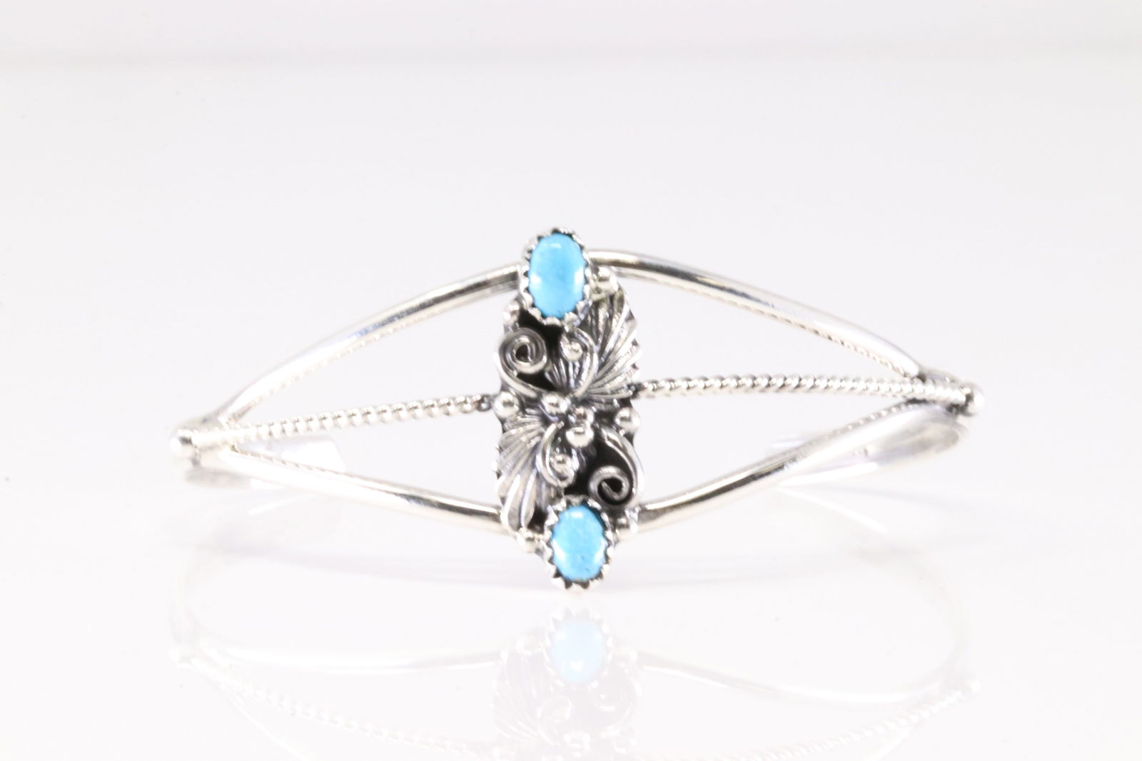 America Sterling Silver Turquoise Bracelet Cuff.: This is a America Sterling Silver Turquoise Bracelet Cuff.