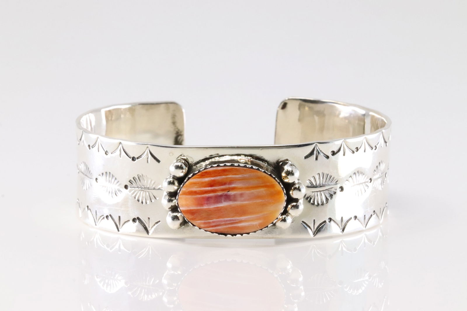 Native America Navajo Sterling Silver Spiny Oyster Bracelet Cuff By Daniel Dakai.: This is a Native America Navajo Sterling Silver Spiny Oyster Bracelet Cuff By Daniel Dakai. Stamp D.