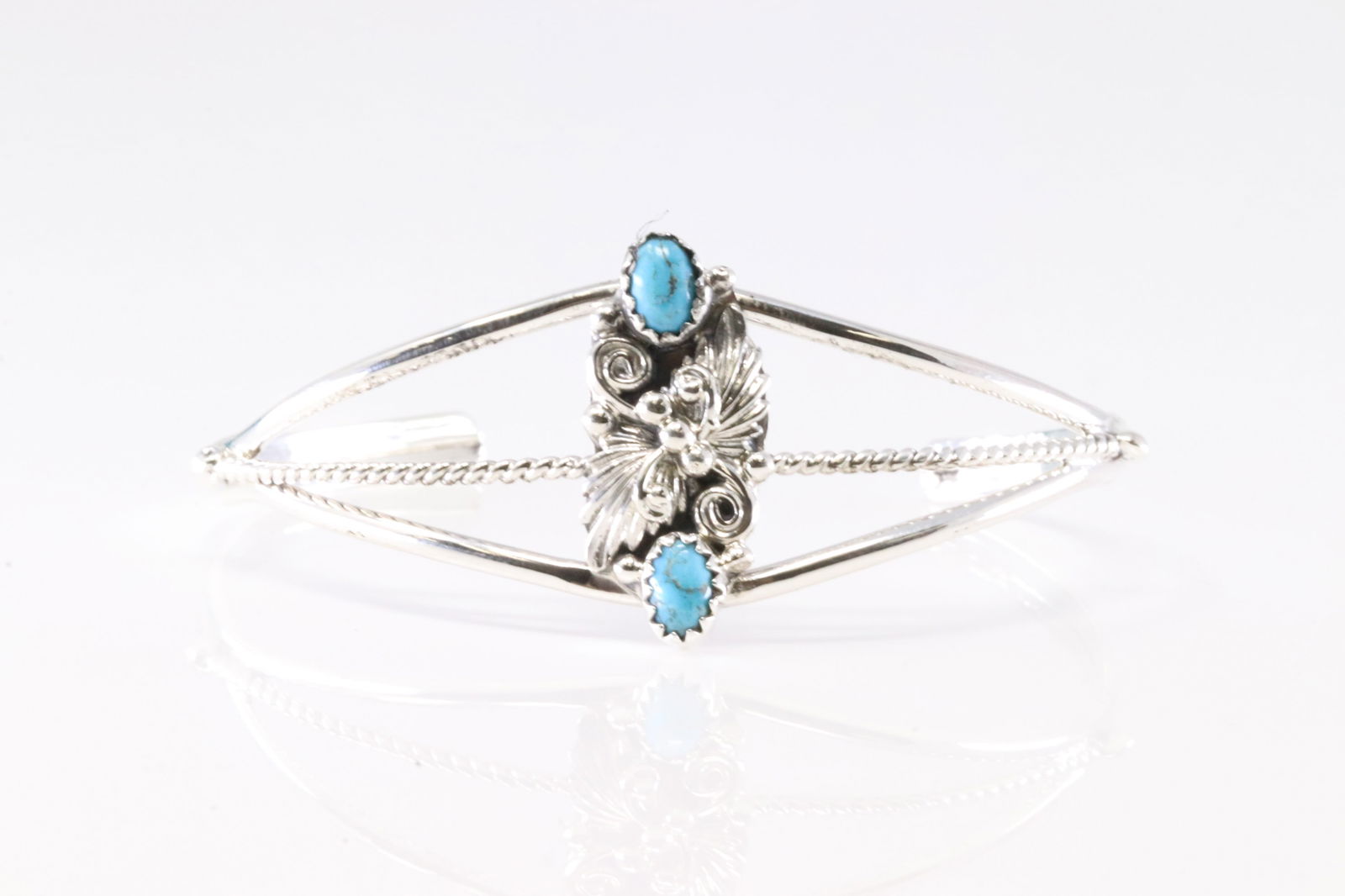 America Sterling Silver Turquoise Bracelet Cuff.: This is a America Sterling Silver Turquoise Bracelet Cuff.