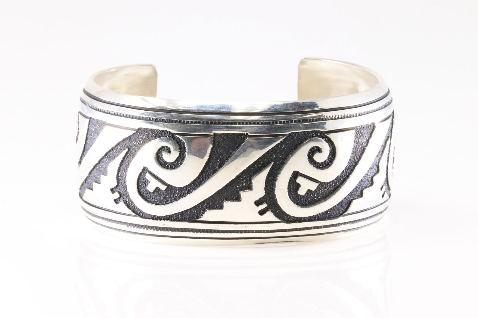 Native America Navajo Sterling Silver Wave Design Bracelet Cuff By T / R Singer.: This is a Native America Navajo Sterling Silver Wave Design Bracelet Cuff By T / R Singer. Stamp T&R Singer.
