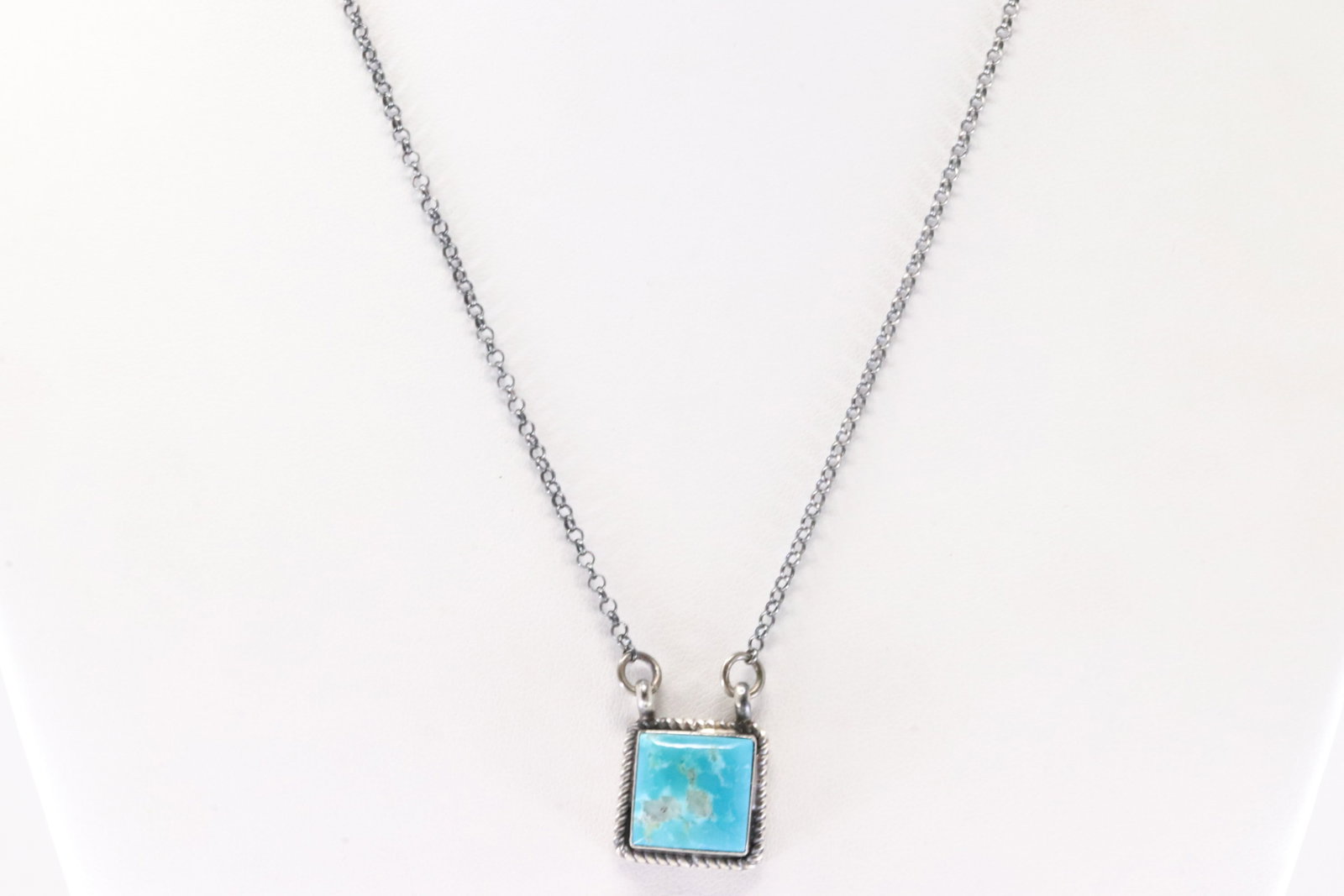 Native America Navajo Sterling Silver Kingman Turquoise Necklace By Judith Dixon.: This is a Native America Navajo Sterling Silver Kingman Turquoise Necklace By Judith Dixon. Necklace length: 18.00"