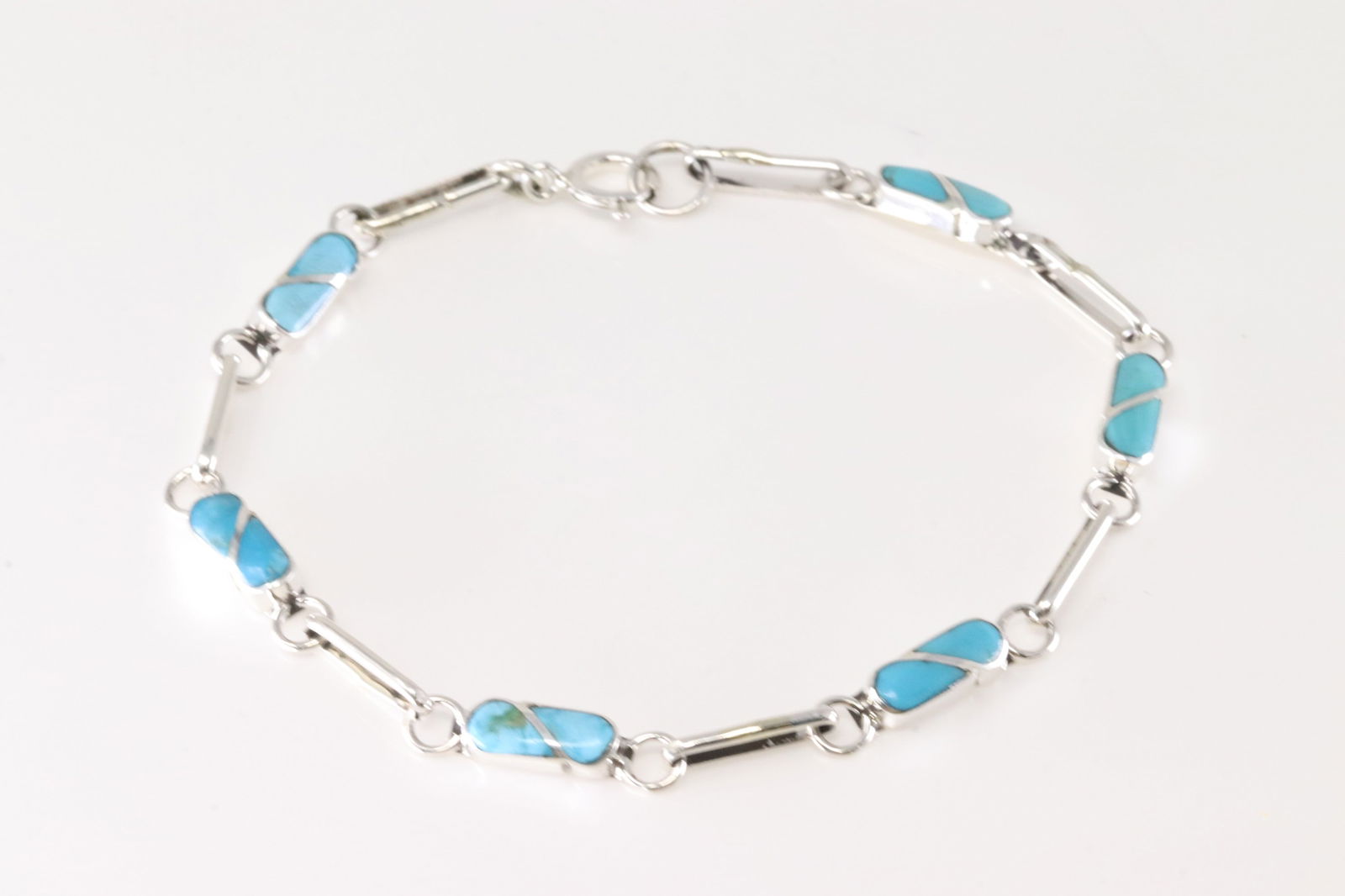 Native America Zuni Sterling Silver Bracelet Link By Gina Dosedo.: This is a Native America Zuni Sterling Silver Bracelet Link By Gina Dosedo. Bracelet Length: 15.00.