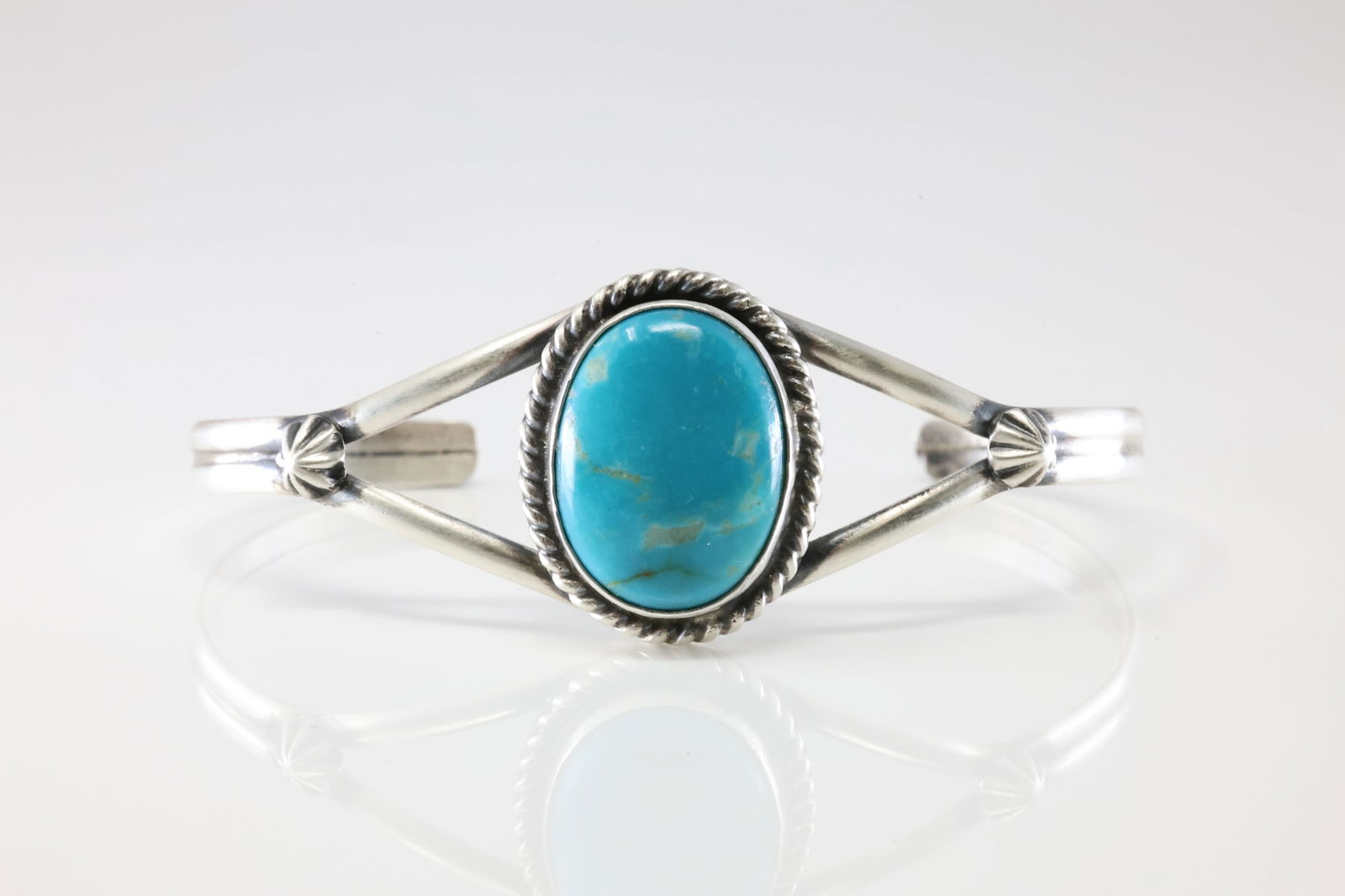 Native America Navajo Sterling Silver Number 8 Turquoise Bracelet Cuff By Donovan Skeet.: This is a Native America Navajo Sterling Silver Number 8 Turquoise Bracelet Cuff By Donovan Skeet. Stamp Donovan Skeet.