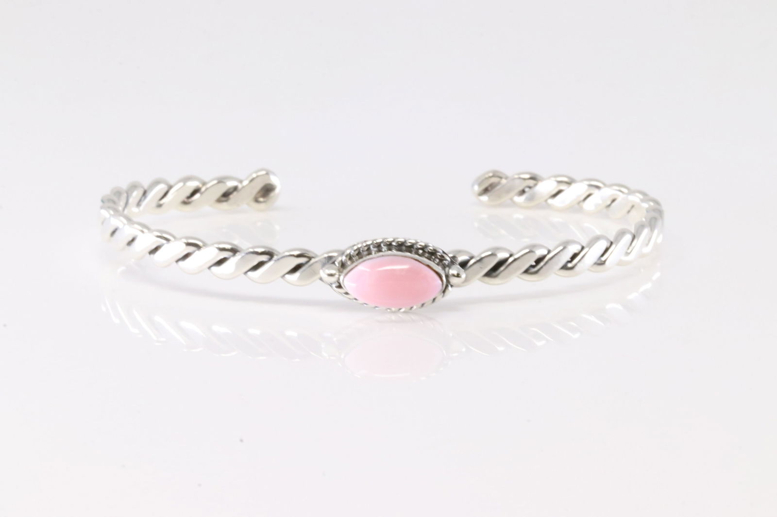 Native America Sterling Silver Pink Conch Shell Bracelet Cuff. (1 of 4)