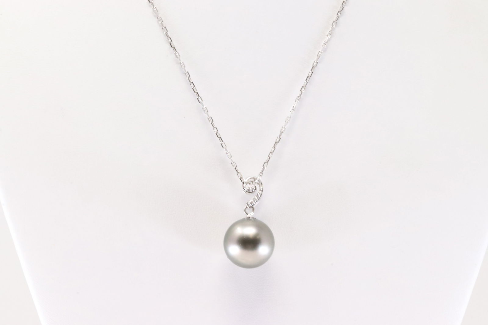 Pearl & Diamond Pendant / Necklace 18Kt. (1 of 3)