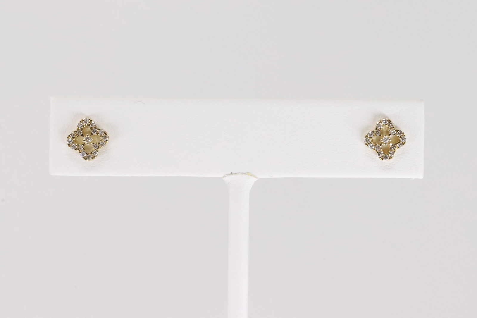 Diamond Stud Earring 14Kt.: 14Kt Yellow Gold Diamodn Stud Earring. This Charming Stud Earring Flower Design with 34 Sparkling Diamonds. Diamonds weight: 0.17ctw.