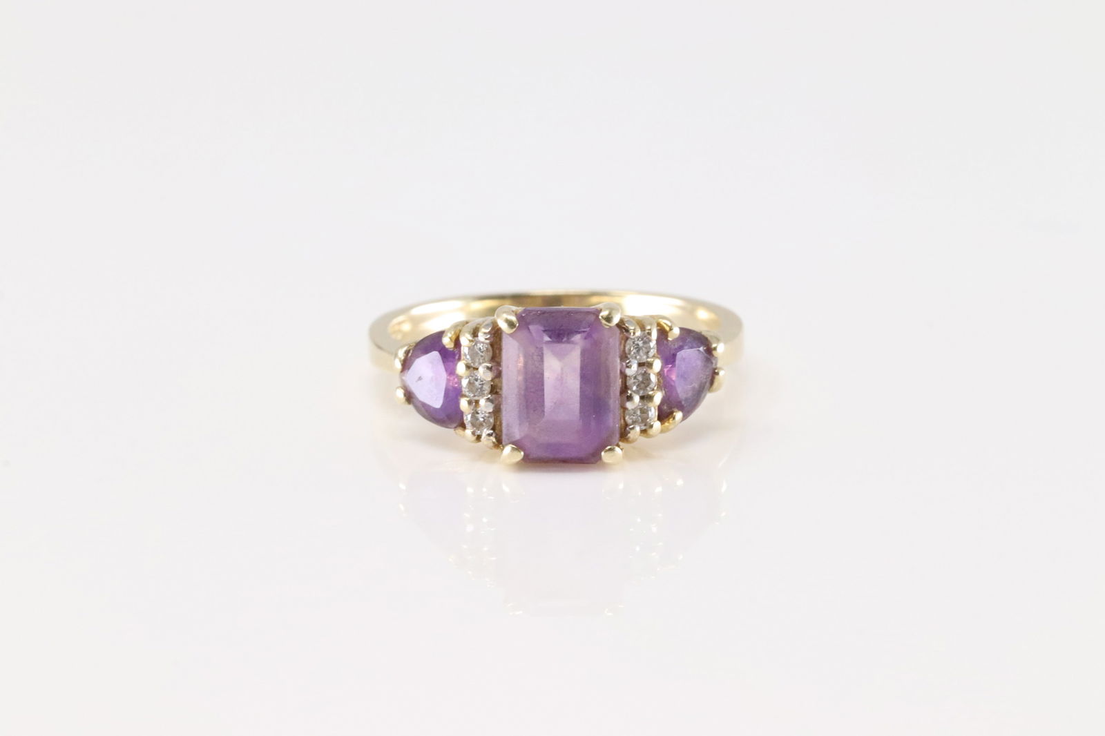 Ametyts & Diamond Ring 14Kt.: Ladies Amethyts & Diamond Ring 14Kt. This Charming Ring has Purple Amethyts & 6 Sparkling Diamond Ring. Ring size: 6.50. Total weight: 3.30 Grams.