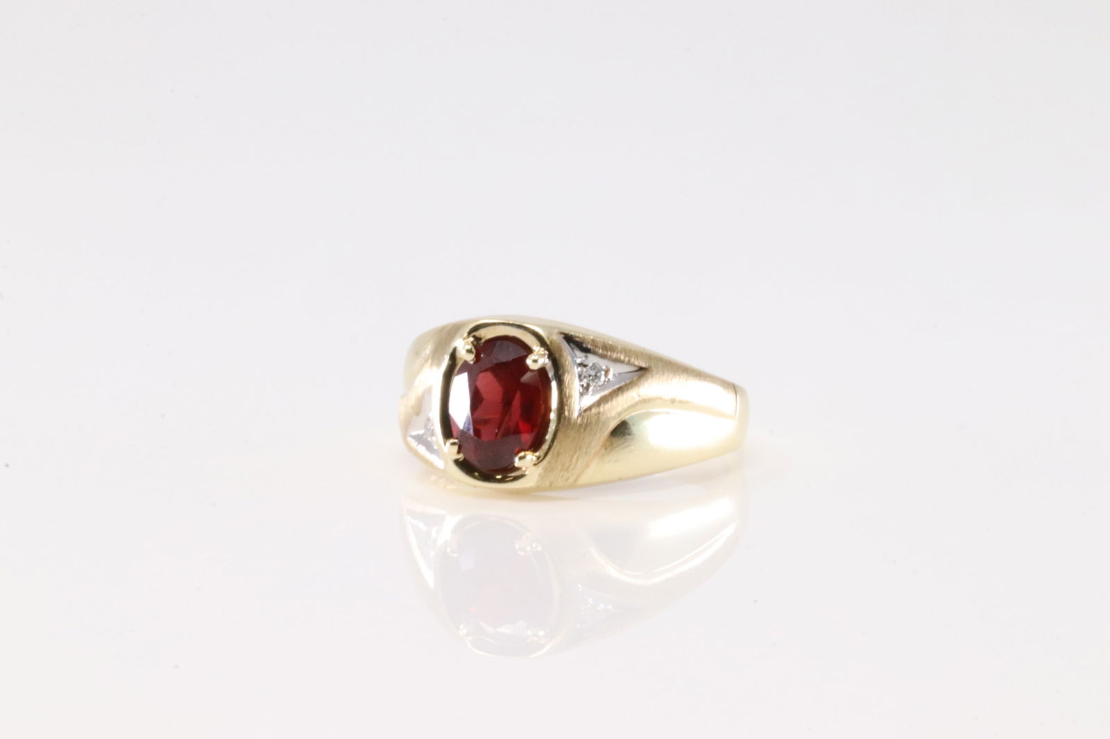 Elegant Ruby & Diamond Ring 10Kt. - 3