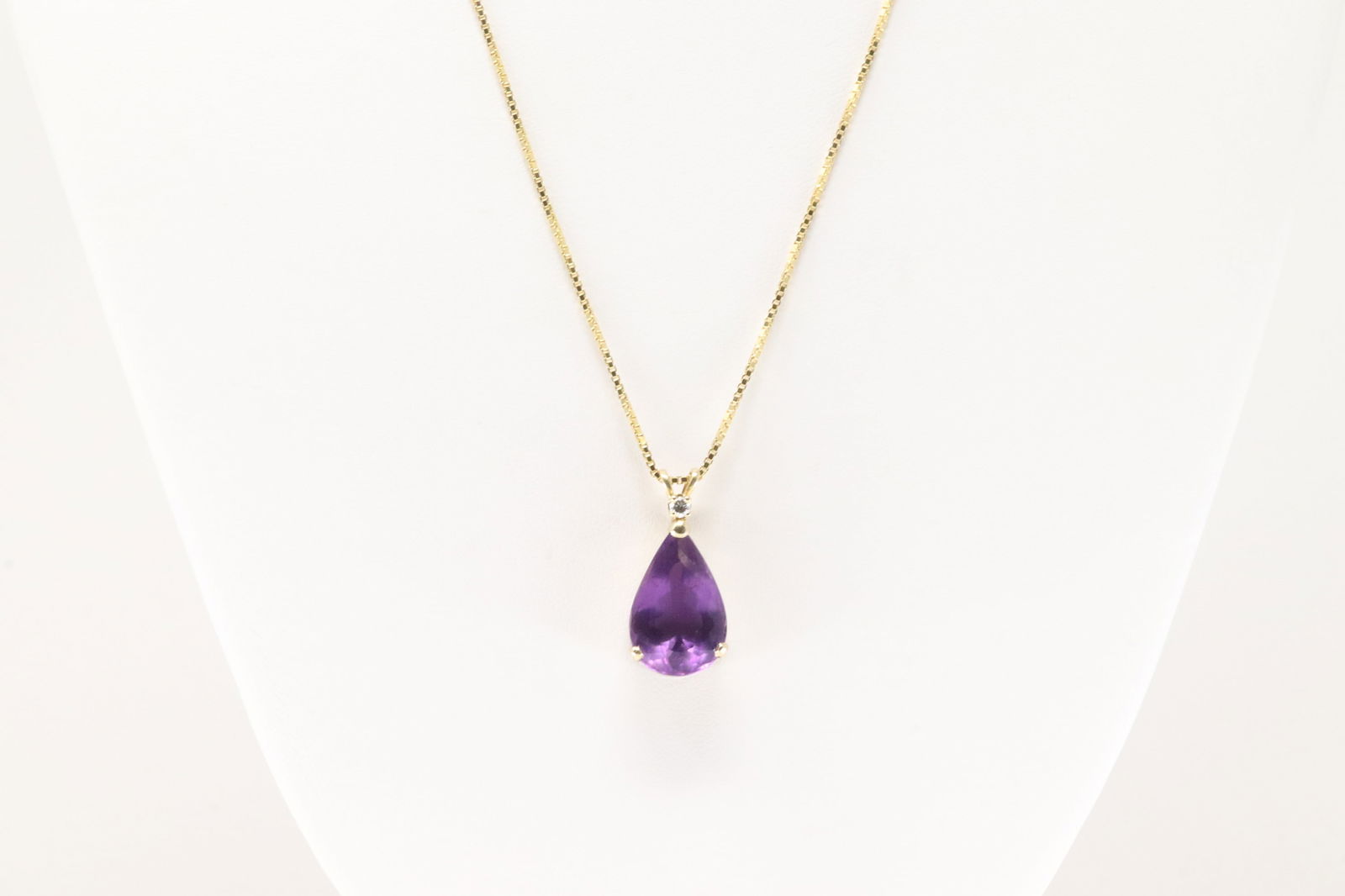 Amethys & Diamond Pendent / Necklace 14Kt.: Ladies 14Kt Yellow Gold Amethyst & Diamond Pendent / Necklace. Gorgeous Necklace has Pendant with Pear Amethyst Gemstone & 1 Sparkling Diamond On Top. Necklace Length: 18.00. Total Weight: 6.80 Grams.