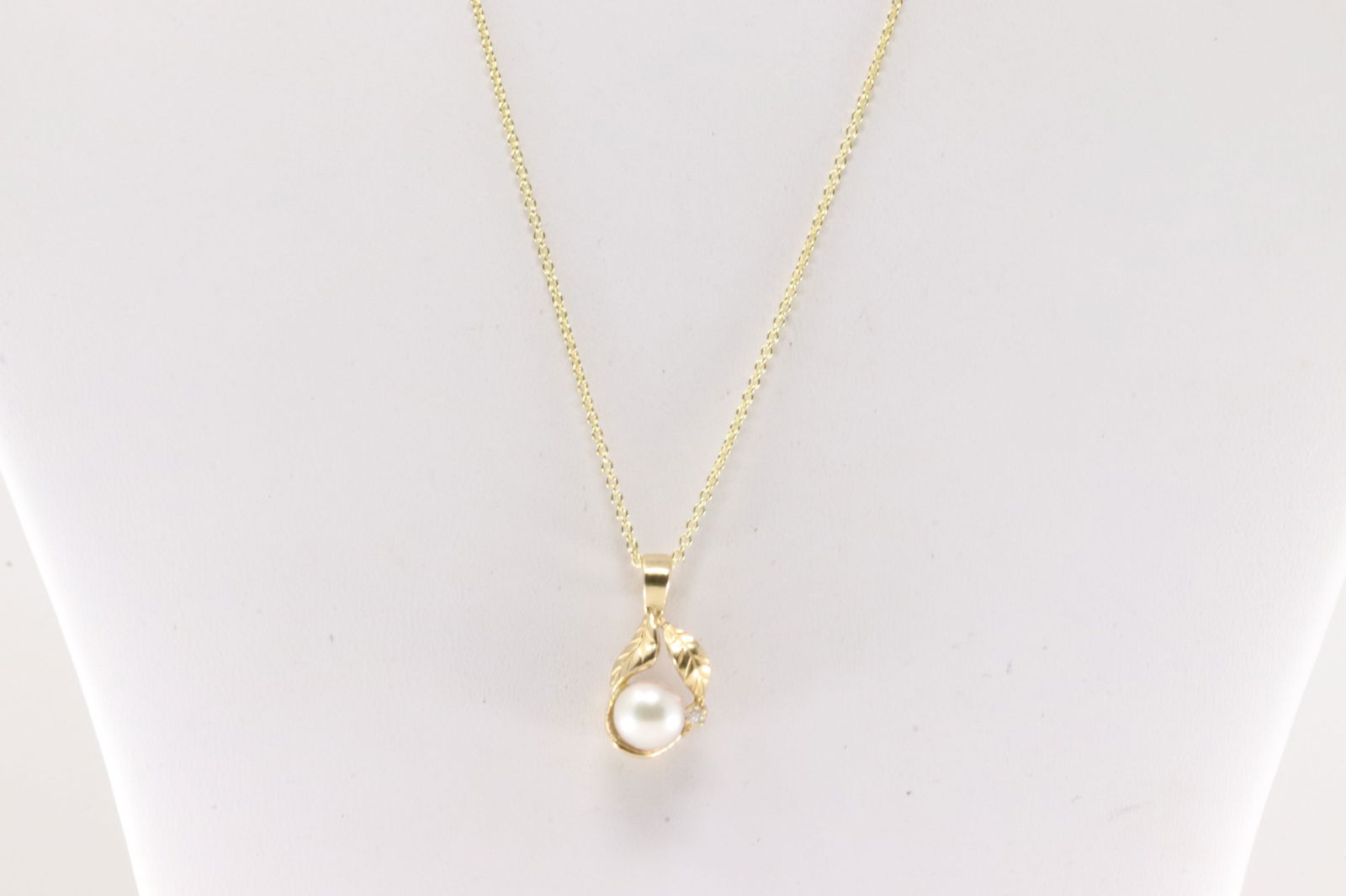 Pearl & Diamond Pendant / Necklace 14Kt.: Ladies 14Kt Yellow Gold Pearl & Diamond Pendant / Necklace. This elegant pendant has pearl with one round diamond to the side and a 14K Necklace. Necklace length: 18.00" Total weight: 4.20 Grams.