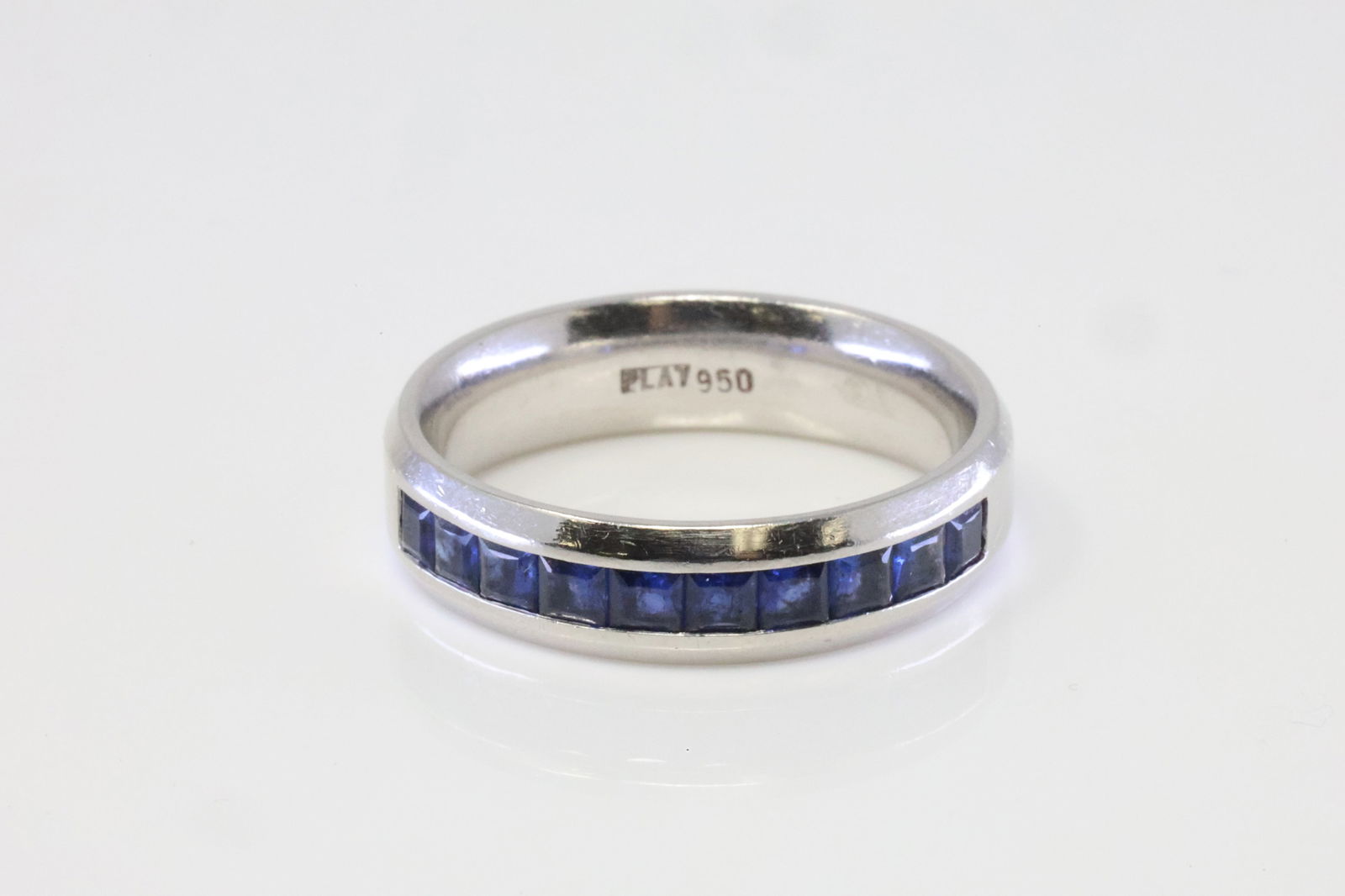 Shapphire Ring 18Kt.: 18Kt White Gold Shapphire Ring. Ring has 10 Blue Shapphire's. Ring size: 11.25. Total weight: 15.10 Grams.