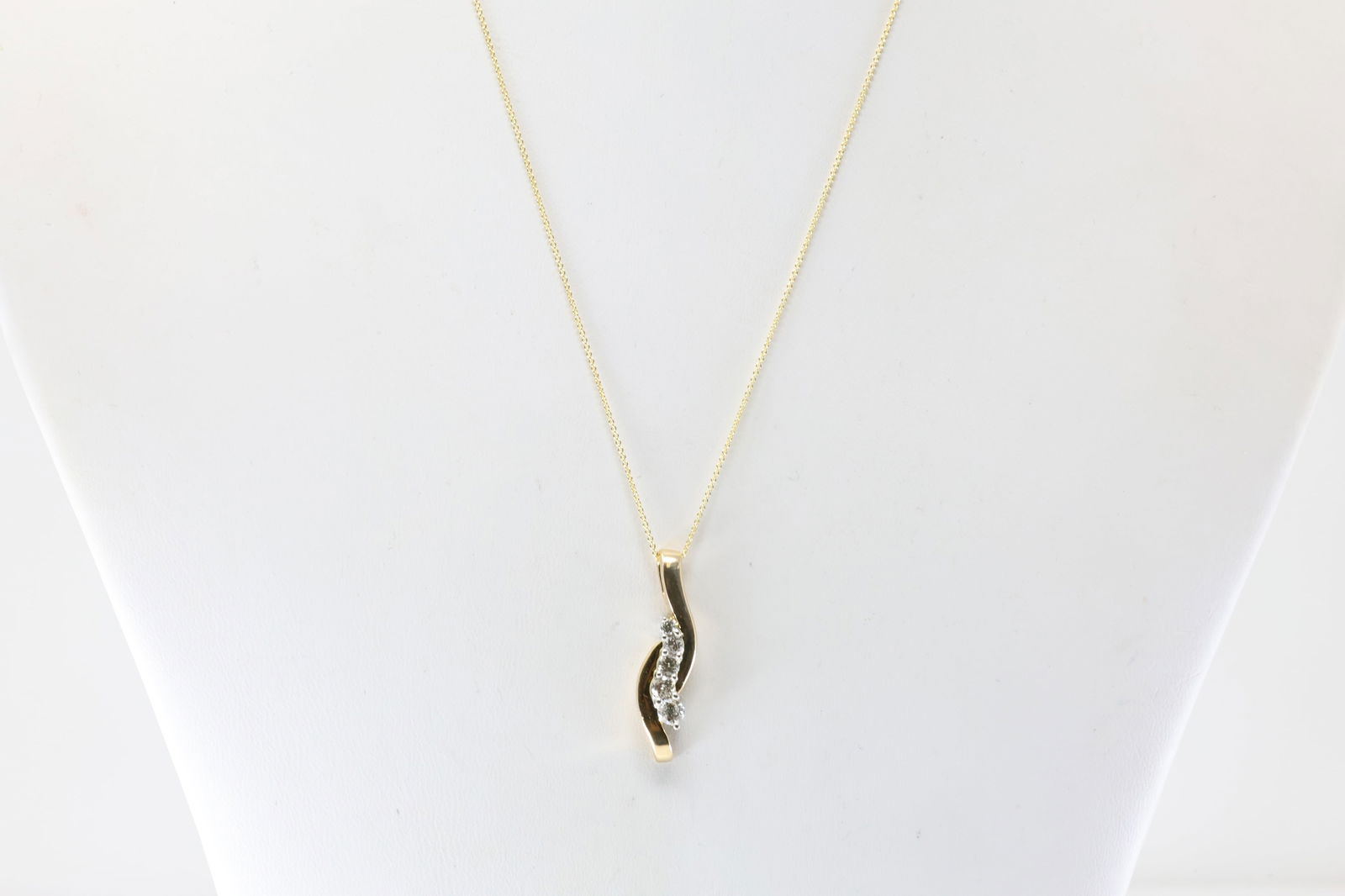 Diamond Pendent / Necklace 14Kt.: Ladies 14Kt Yellow Gold Diamond Pendent / Necklace. This Necklace has Pendent With 5 Round Sparkling Diamond. Necklace Length: 16.00. Total Weight: 4.76 Grams.