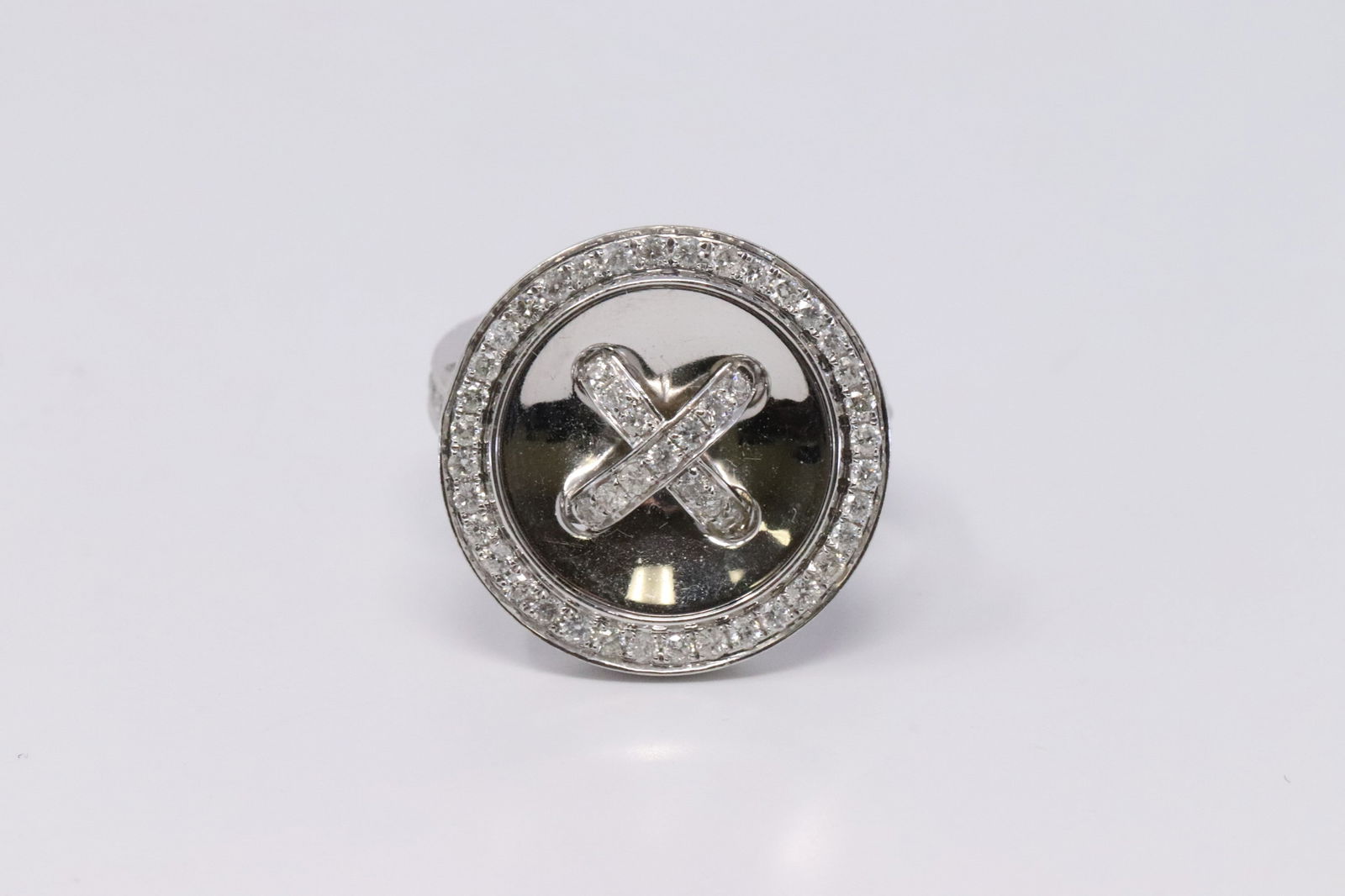 Gorgeous 14K White Gold Diamond Ring: This is a beautiful ladies 14k white gold diamond button design ring, comes with appx 0.77ctw of diamonds. Ring size is 6.50. Total weight of ring is 7.90 grams.AY9X2