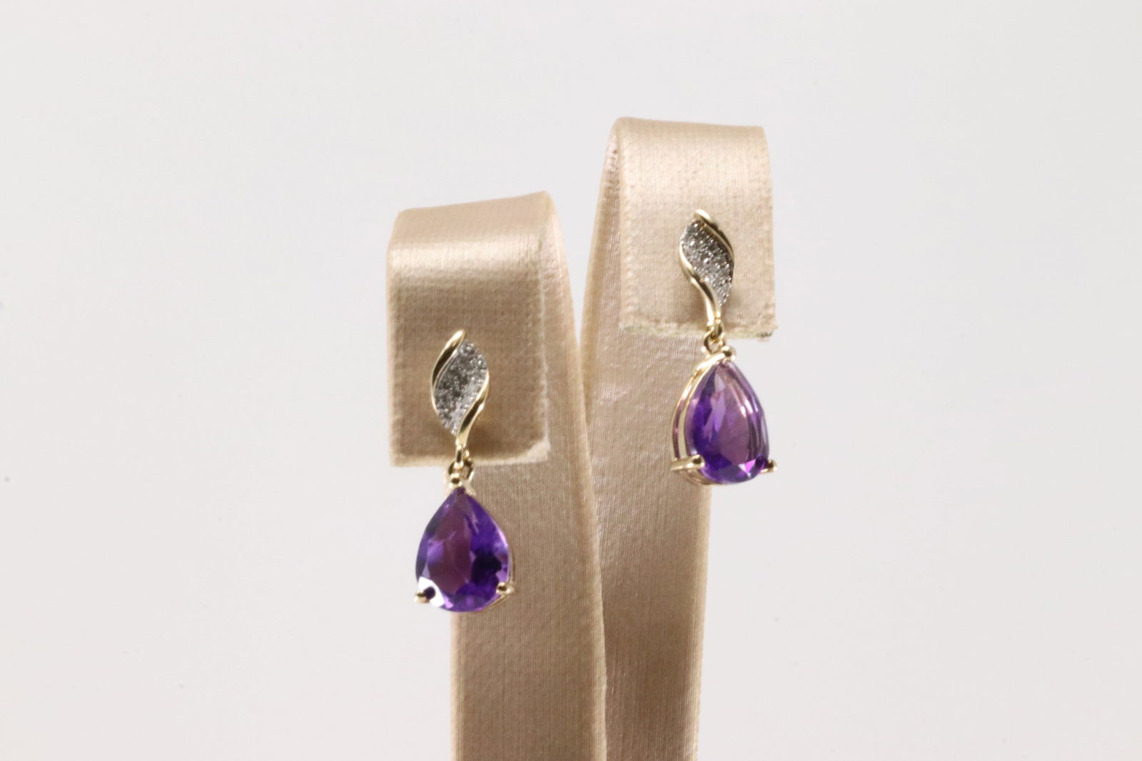 Amethyst & Diamond Stud / Dangling Earring 10Kt.: Ladies 10Kt Yellow Gold Amethyst & Diamond Stud Earring. This Stud / Dangling Earring's has Pear-Shape Amethyst with Sparkling Diamonds. Diamonds weight: 0.10ctw.