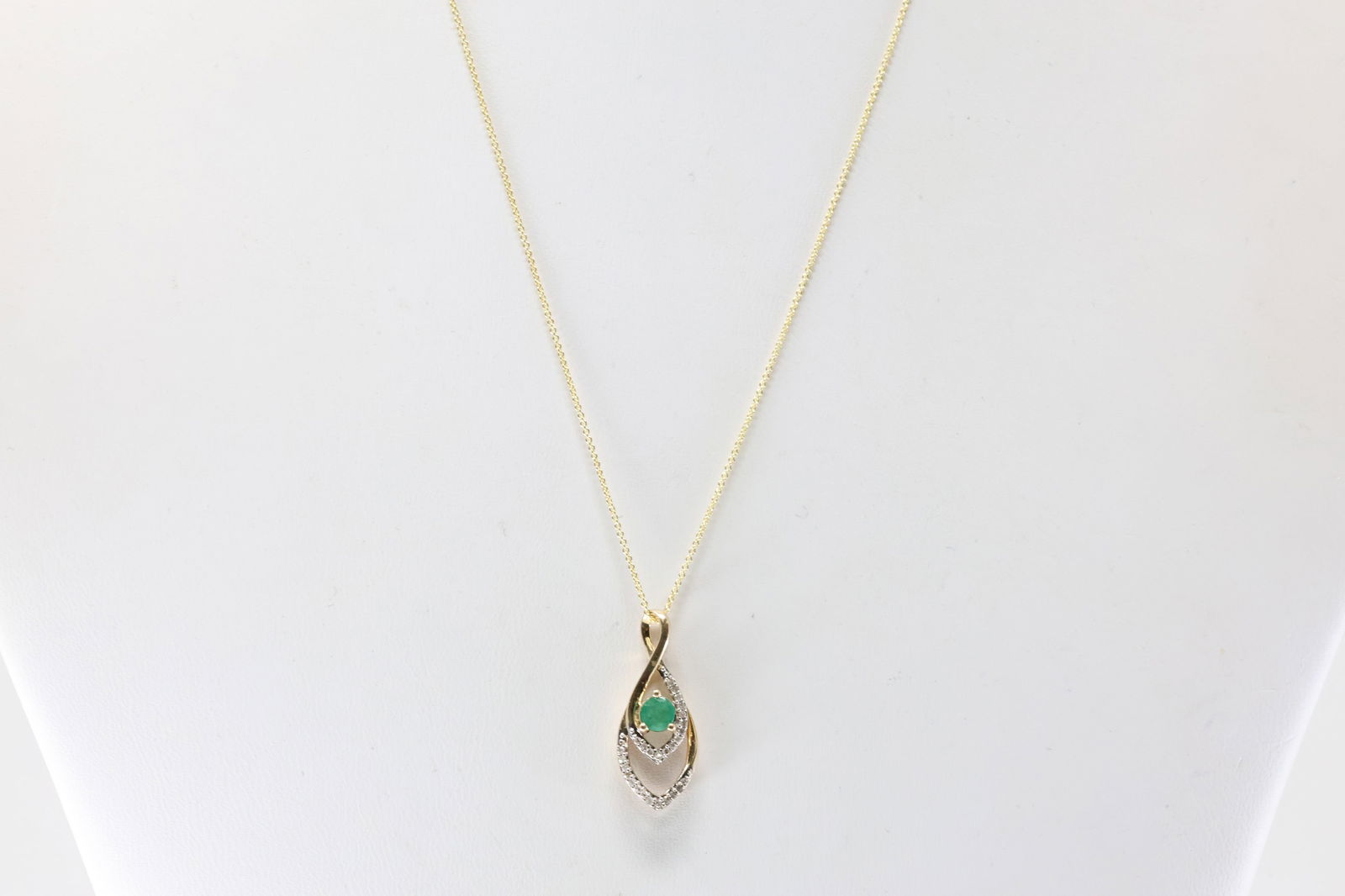 Emerald & Diamond Pendent / Necklace 14Kt.: Ladies 14Kt Yellow Gold Emerald & Diamond Pendent / Necklace. This Necklace has Pendent With Solitaire Emerald Gemstone & 27 Round Sparkling Diamonds. Necklace Length: 16.00. Total Weight: 2.11 Grams.