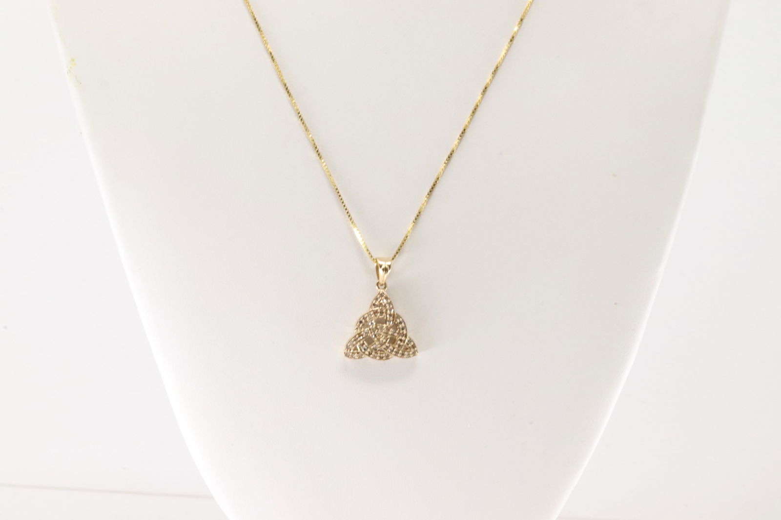 Diamond Pendant & Necklace 10Kt.: 10Kt Yellow Gold Diamond Pendant / Necklace. This pendant has a desing with 50 sparkling round diamonds and a 14k necklace. Diamodns weight approx: 0.52 ctw Necklace length: 18.00" Total weight: 5.30