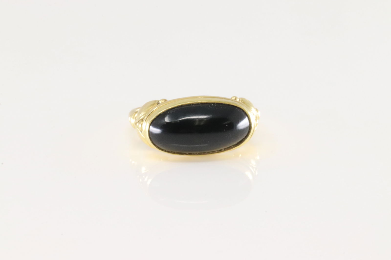 Black Onyx Ring 18Kt.: 18Kt Yellow Gold Black Onyx Ring. This ring has solitare Black Onyx on the center. Ring size; 7.00. Total weight: 5.10 Grams.