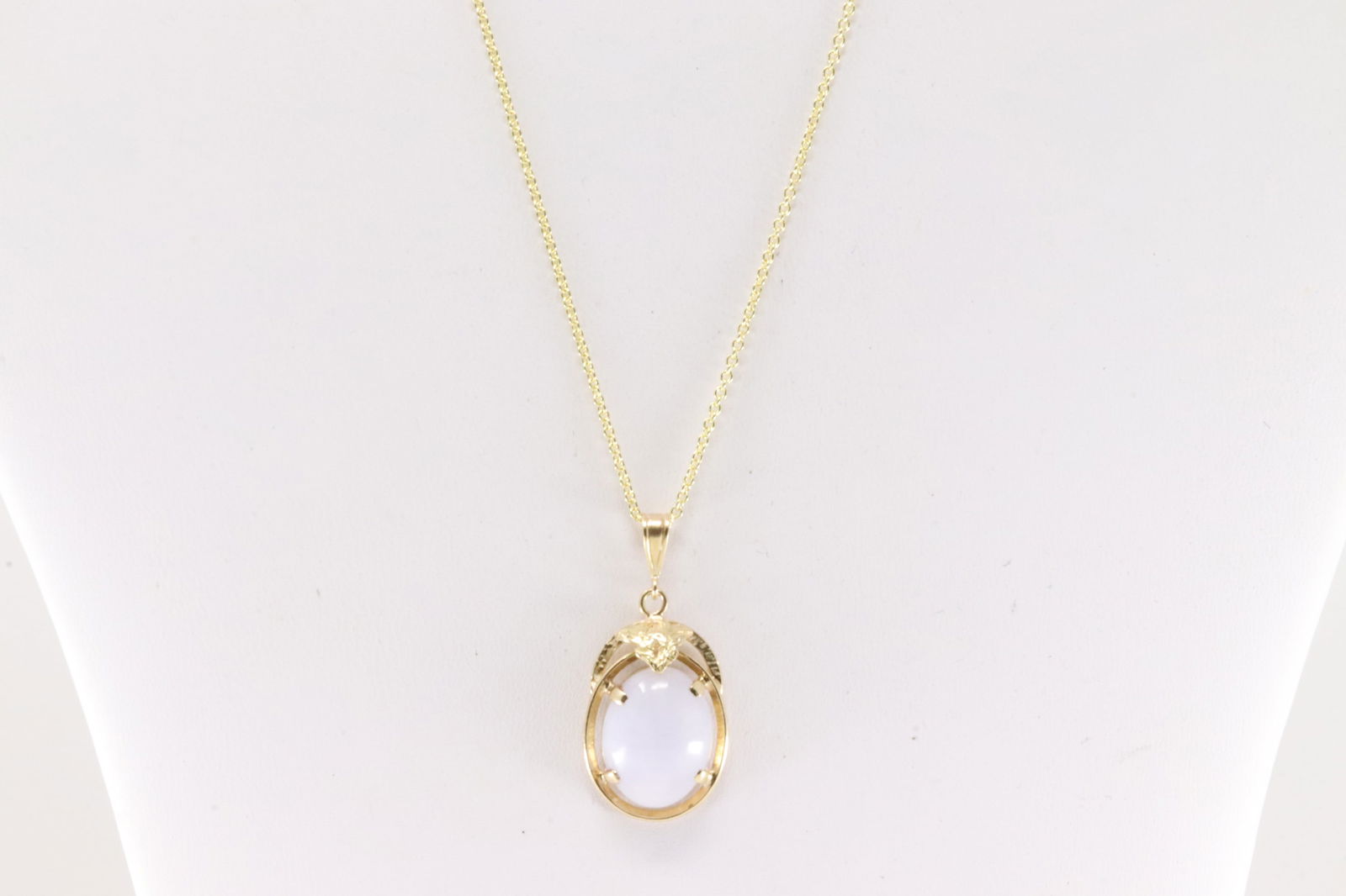 Lavander Jade Pendant and Necklace 14Kt.: 14Kt Yellow Gold Lavander Jade Pendant and Necklace. This pendant has one oval lavander jade with a 14k necklace. Jade measure: Necklace length: 18.00" Total weight: 5.00 Grams.