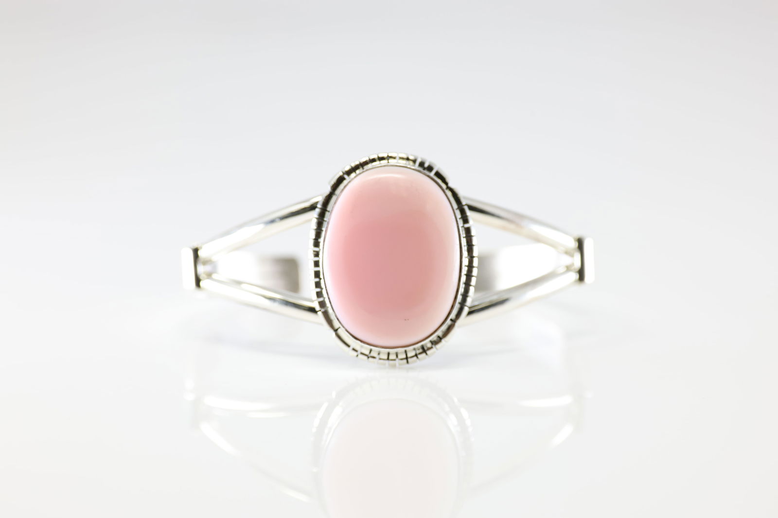 Native America Navajo Sterling Silver Pink Conch Bracelet Cuff By SE. (1 of 4)