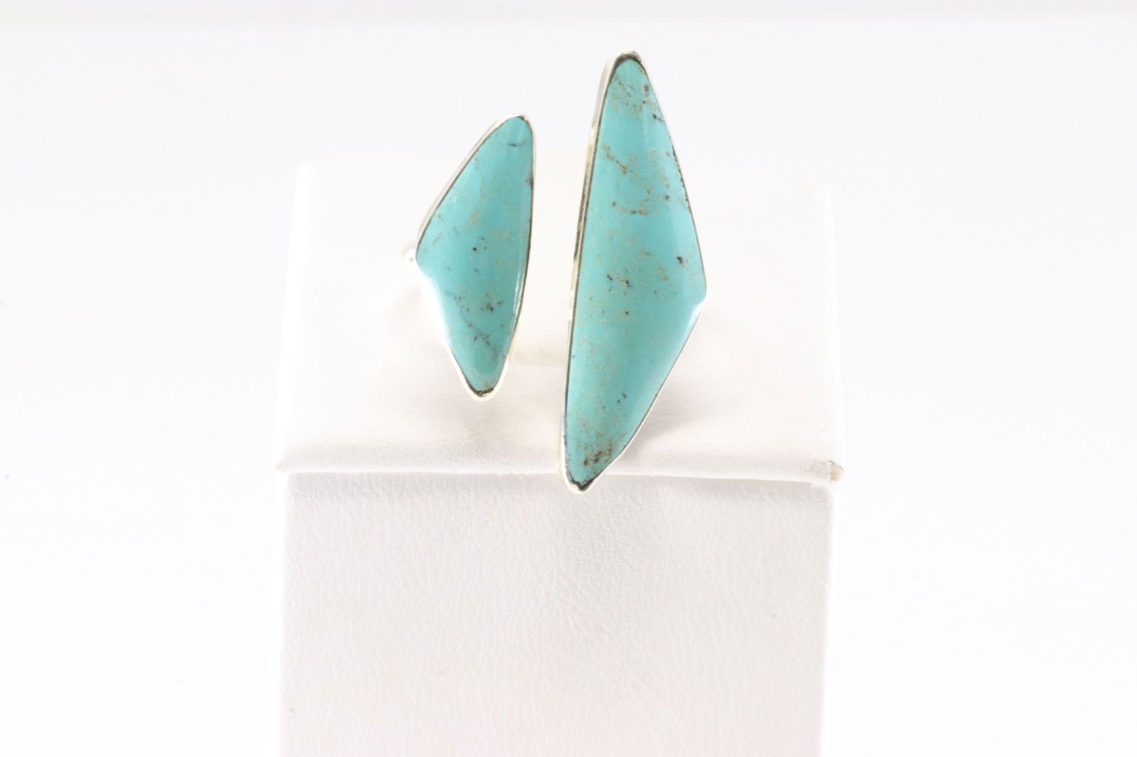 America Sterling Silver Turquoise Ring.: This is a America Sterling Silver Turquoise Ring. Ring Size: 8.00.