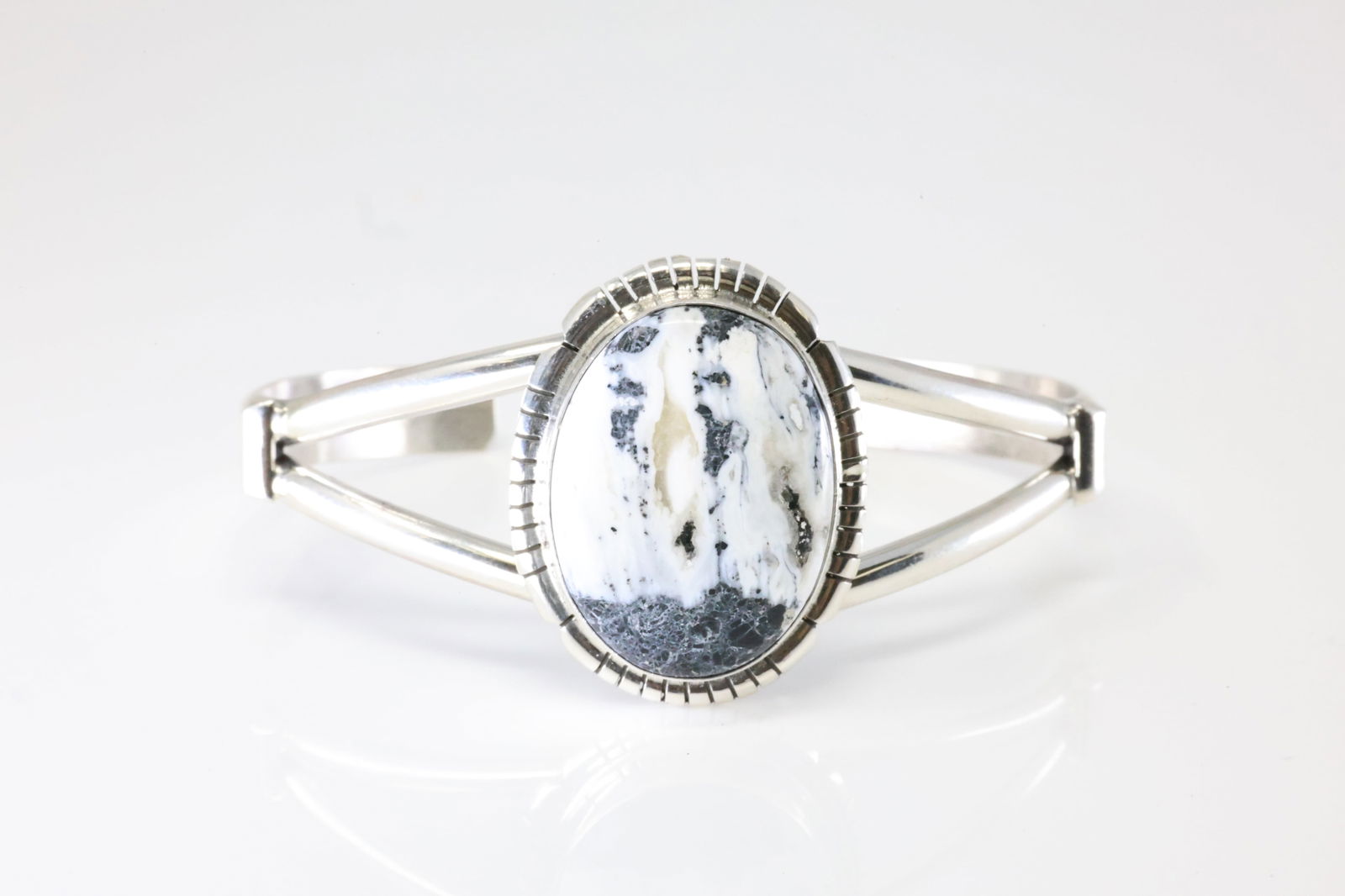 Native America Navajo Sterling Silver White Buffalo Bracelet Cuff By SE. (1 of 4)