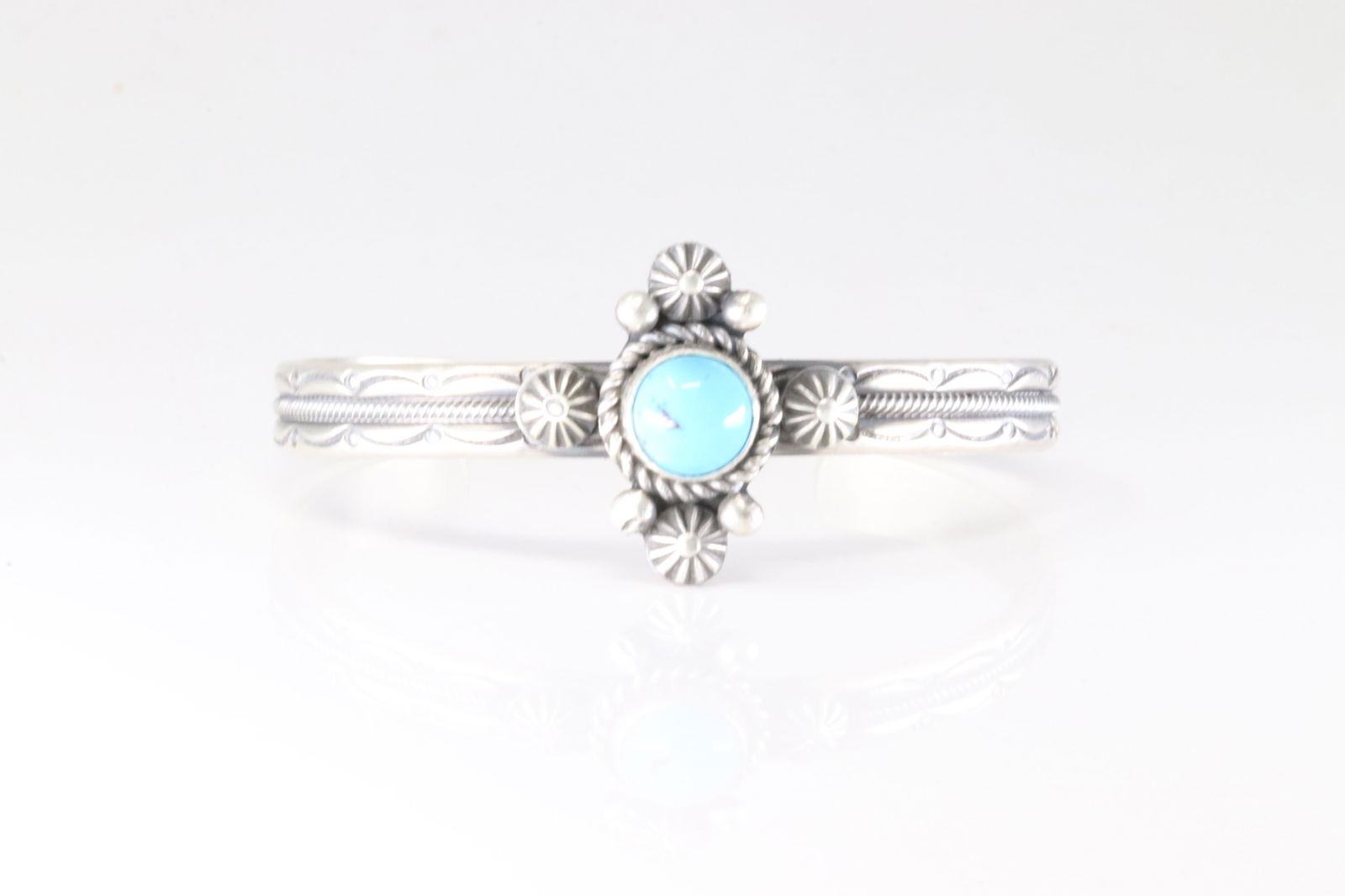 Native America Navajo Sterling Silver Kingman Turquoise Bracelet Cuff By Mike Calladitto.: This is a Native America Navajo Sterling Silver Kingman Turquoise Bracelet Cuff By Mike Calladitto. Stamp MC.