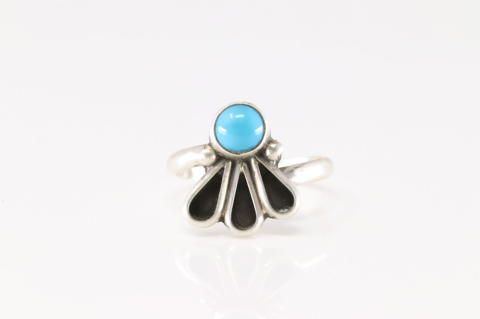 Native America Navajo Sterling Silver Turquoise Ring By Geraldine James.: This is a Native America Navajo Sterling Silver Turquoise Ring By Geraldine James. Stamp G.James. Ring size: 8.00.