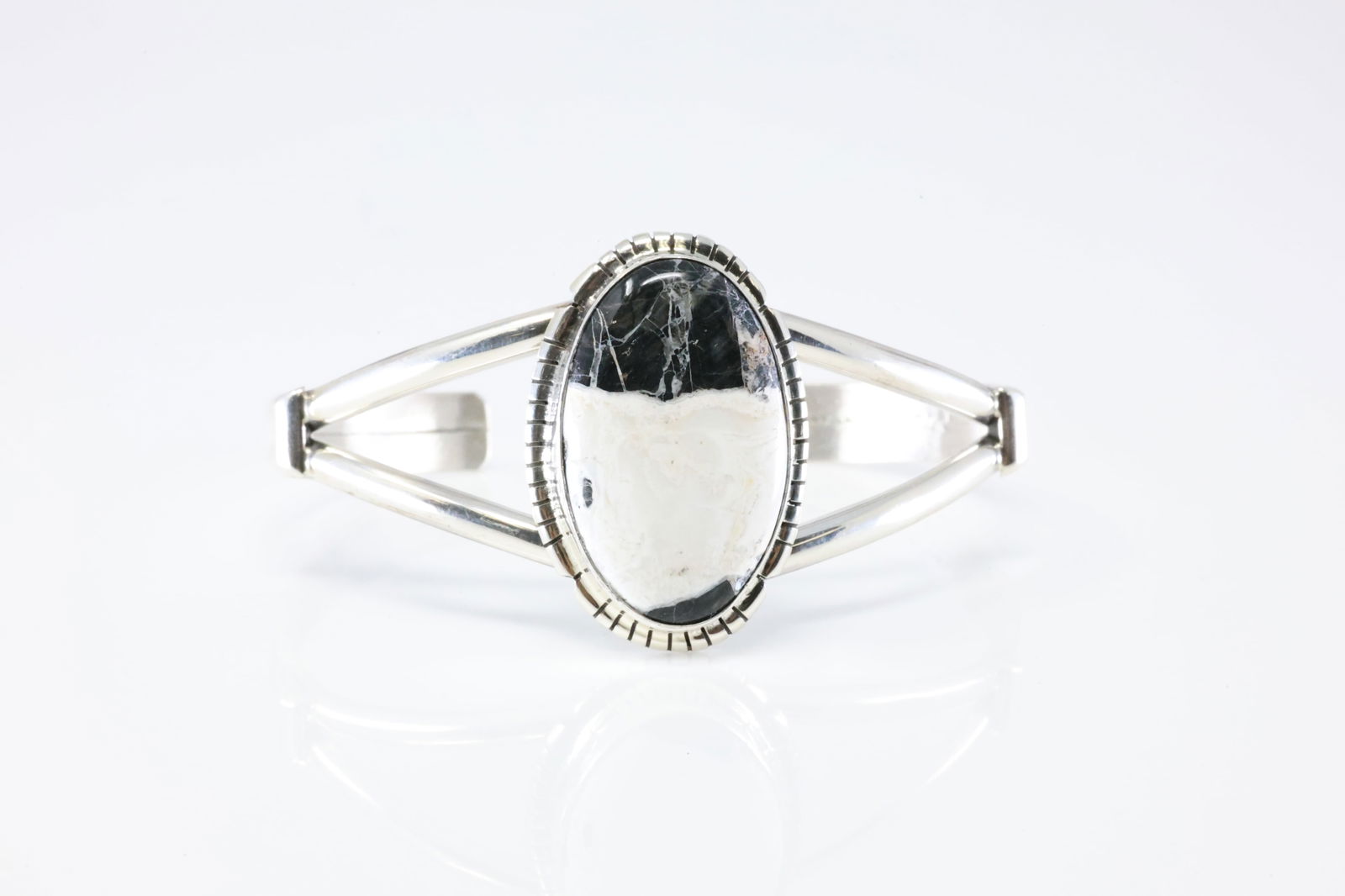 Native America Navajo Sterling Silver White Buffalo Bracelet Cuff By SE. (1 of 4)