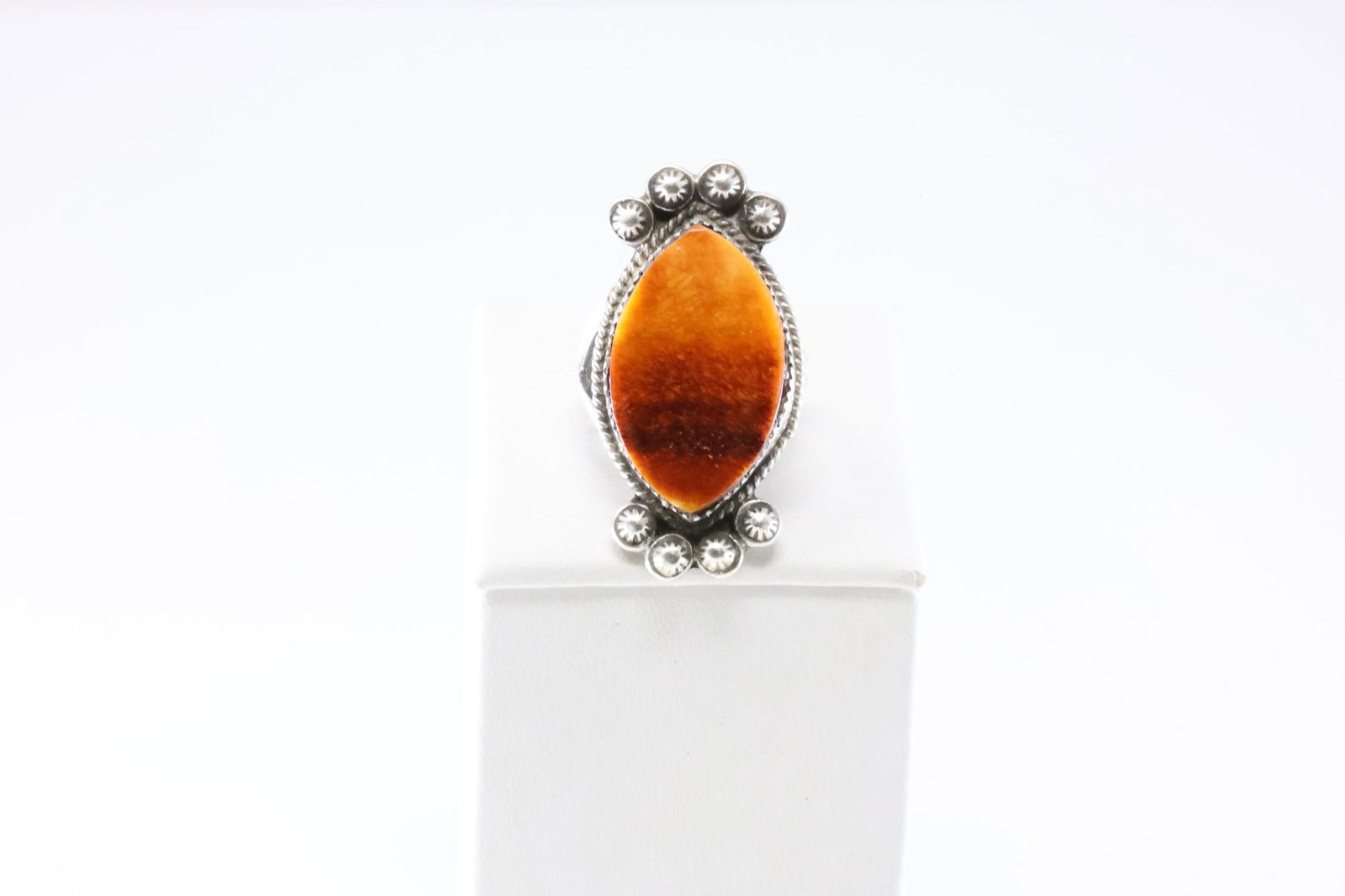 Native America Navajo Sterling Silver Spiny Oyster Ring By SW.: This is a Native America Navajo Sterling Silver Spiny Oyster Ring By SW. Stamp SW. Ring Size: 8.00.