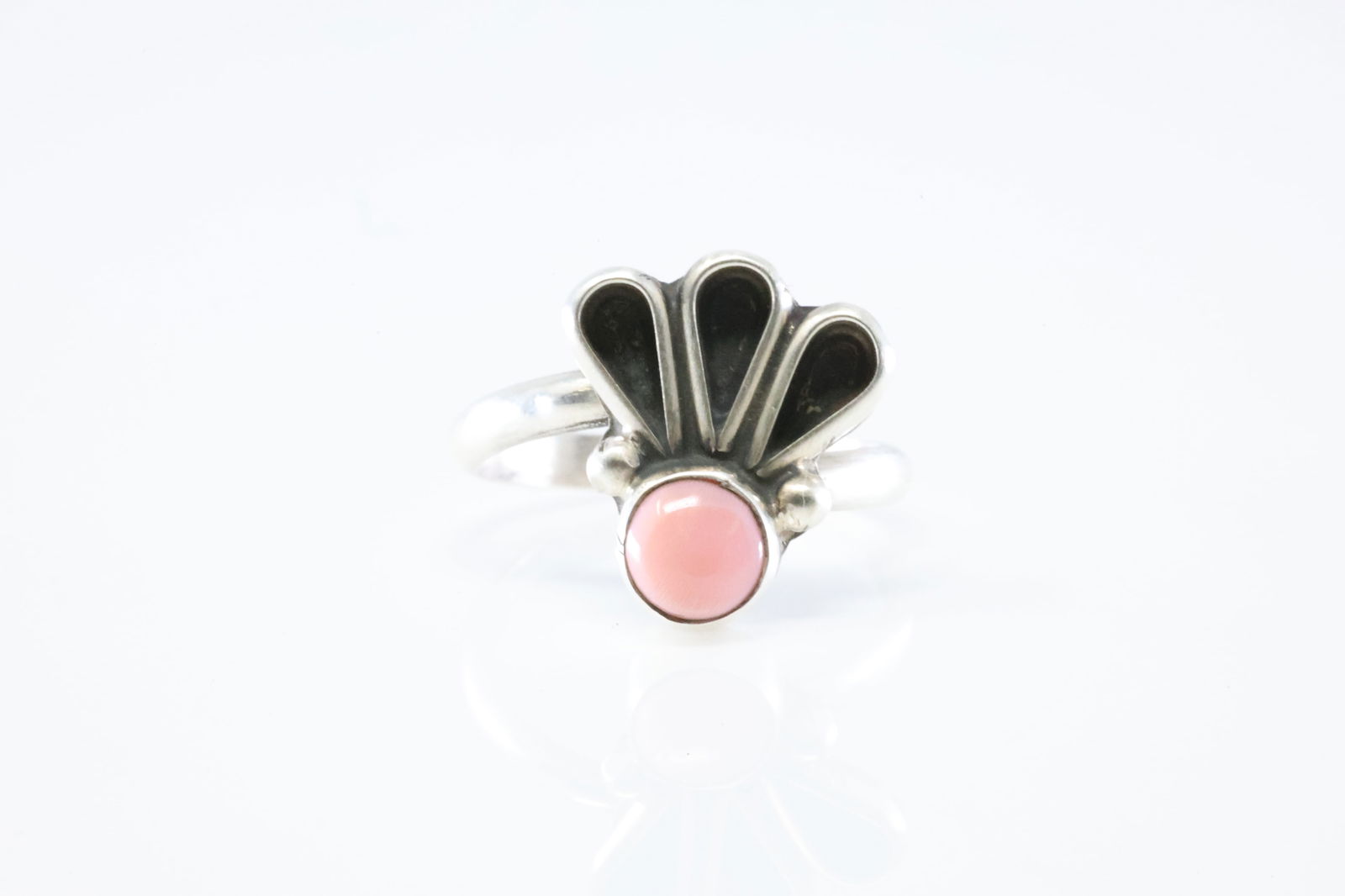 Native America Navajo Sterling Silver Pink Conch Ring By G. James. (1 of 4)