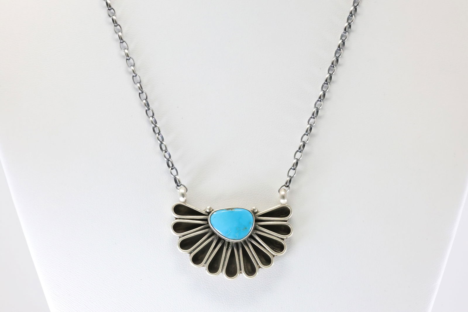 Native America Navajo Sterling Silver Kingman Turquoise Necklace By Gerildine James.: This is a Native America Navajo Sterling Silver Kingman Turquoise Necklace By Gerildine James. Stamp G James. Necklace Length: 16.00.