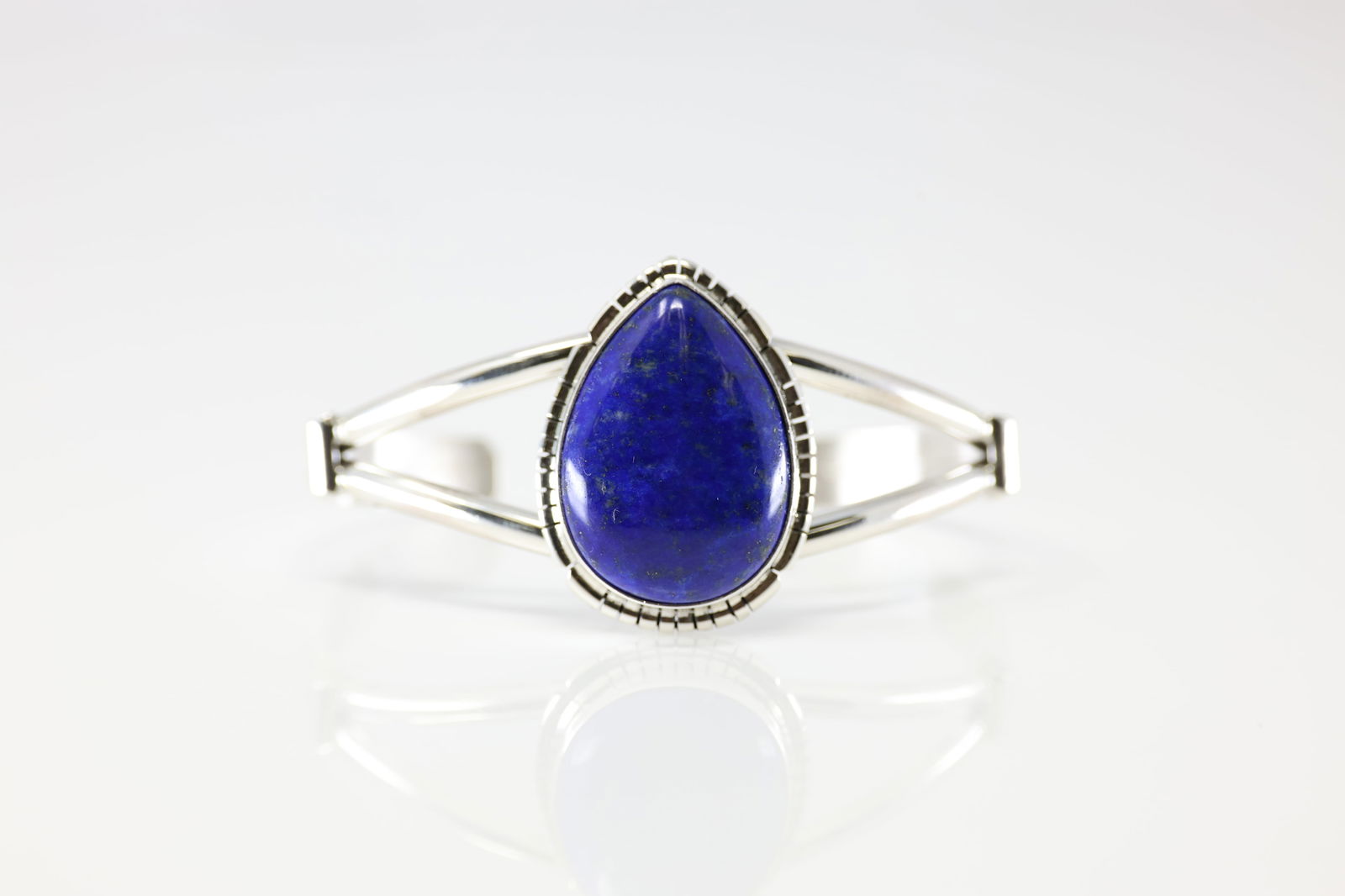 Native America Navajo Sterling Silver Lapiz Bracelet Cuff By SE.: This is a Native America Navajo Sterling Silver Lapiz Bracelet Cuff By SE. Stamp SE.