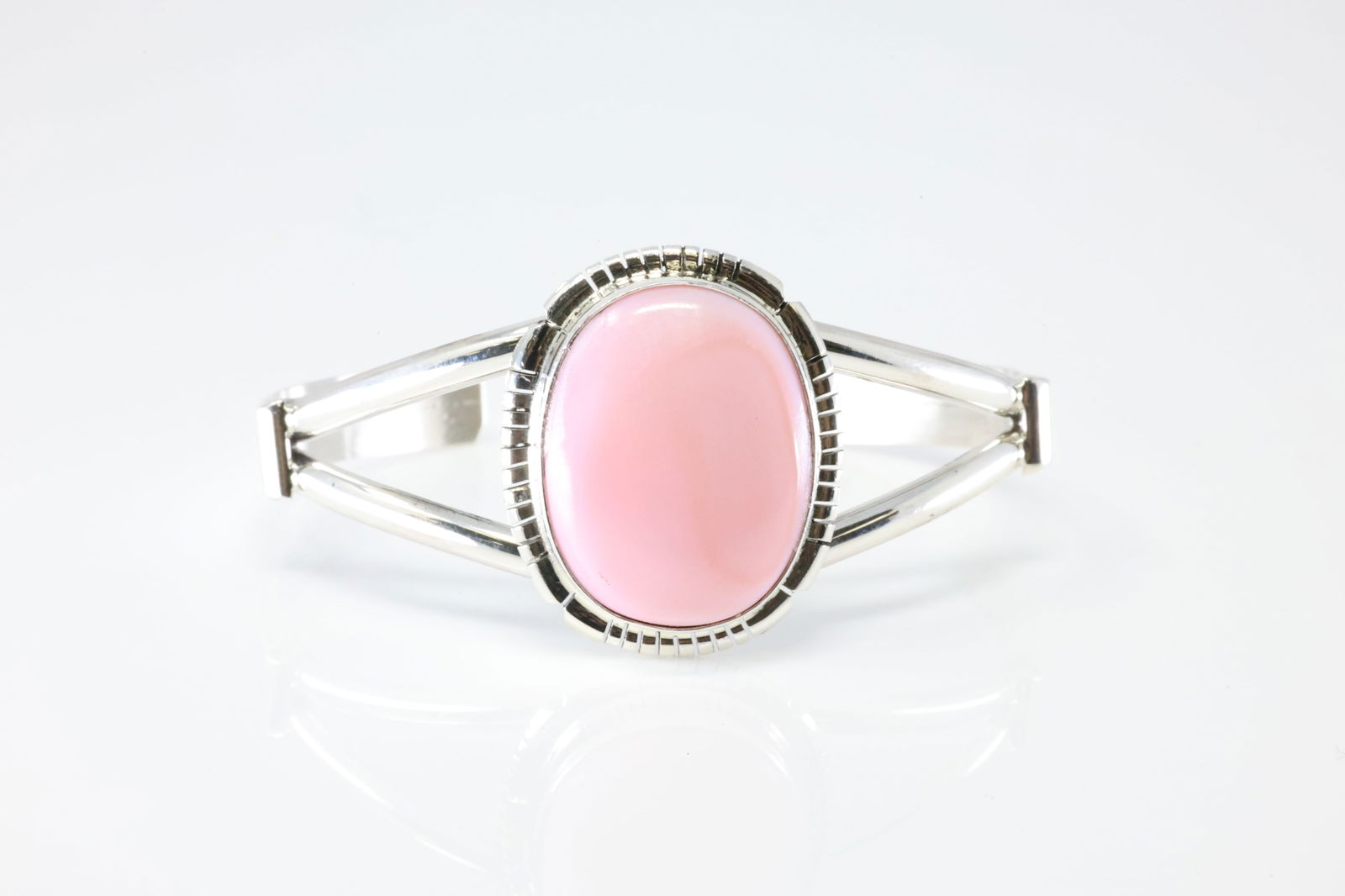 Native America Navajo Sterling Silver Pink Conch Bracelet Cuff By SE.: This is a Native America Navajo Sterling Silver Pink Conch Bracelet Cuff By SE. Stamp SE.