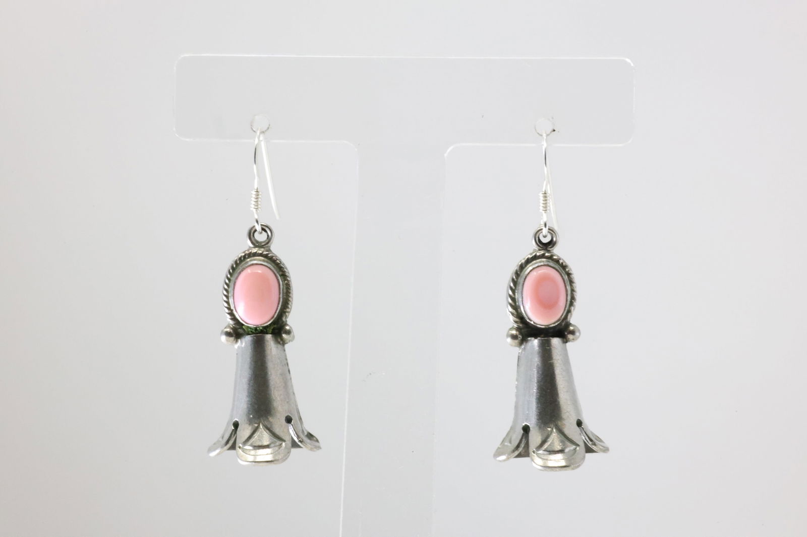 America Sterling Silver Pink Conch Dangling Earring's.: This is a America Sterling Silver Pink Conch Dangling Earring's.